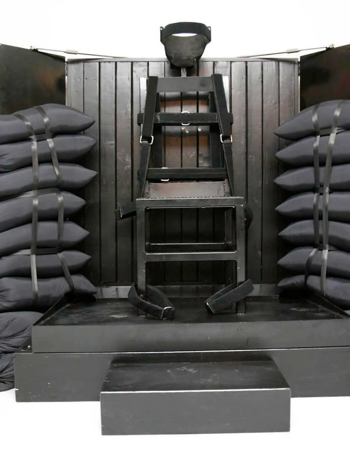 The execution chamber at the Utah State Prison after Ronnie Lee Gardner was executed by firing squad in Drape, Utah, USA, on 18 June 2010. Four bullet holes are visible in the wood panel behind the chair. Gardner, convicted of aggravated murder, a capital felony, in 1985, was executed by firing squad on 18 June, becoming just the third person to be put to death this way in more than three decades. EPA/TRENT NELSON / POOL  +++(c) dpa - Bildfunk+++