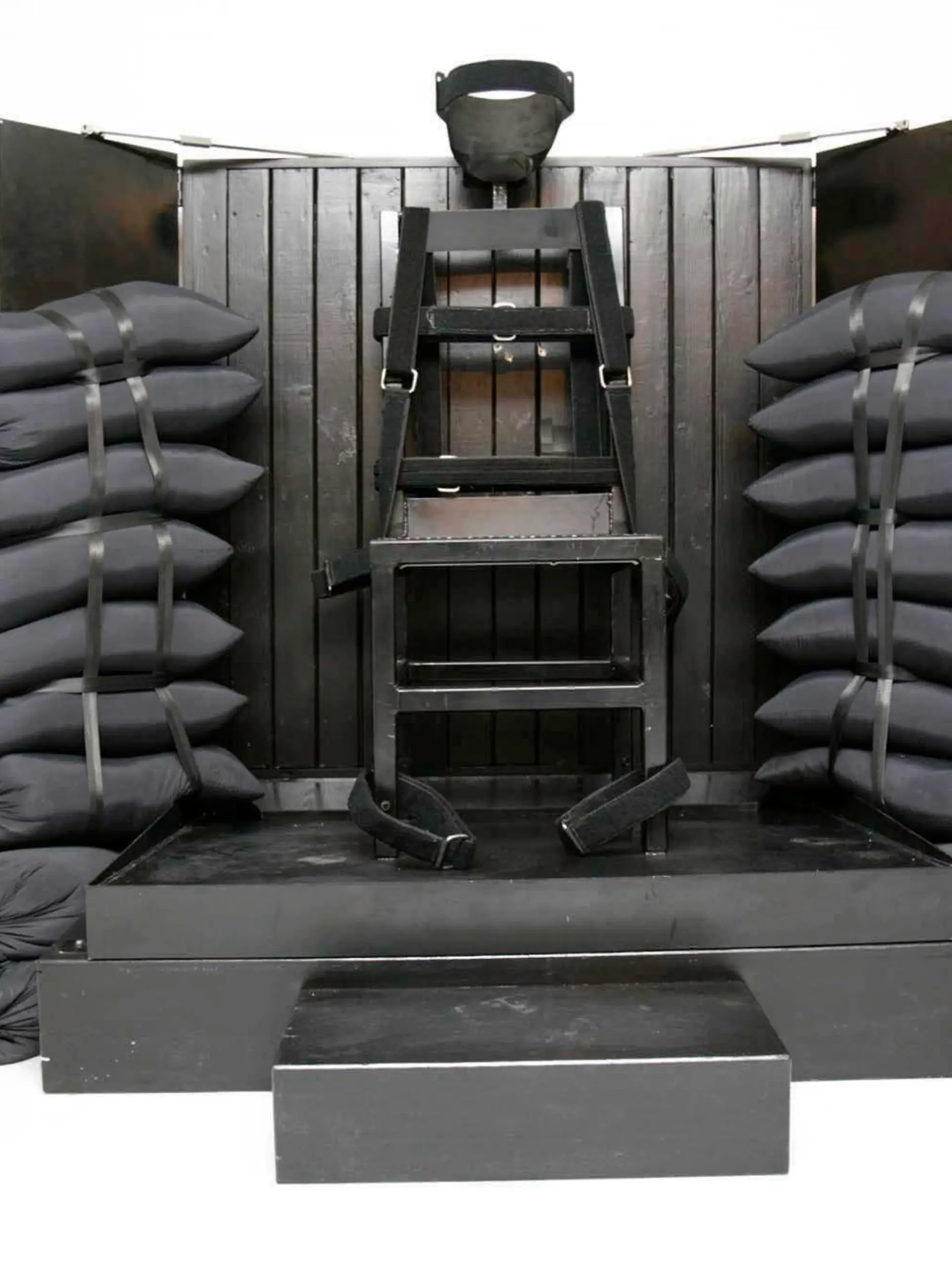 The execution chamber at the Utah State Prison after Ronnie Lee Gardner was executed by firing squad in Drape, Utah, USA, on 18 June 2010. Four bullet holes are visible in the wood panel behind the chair. Gardner, convicted of aggravated murder, a capital felony, in 1985, was executed by firing squad on 18 June, becoming just the third person to be put to death this way in more than three decades. EPA/TRENT NELSON / POOL  +++(c) dpa - Bildfunk+++