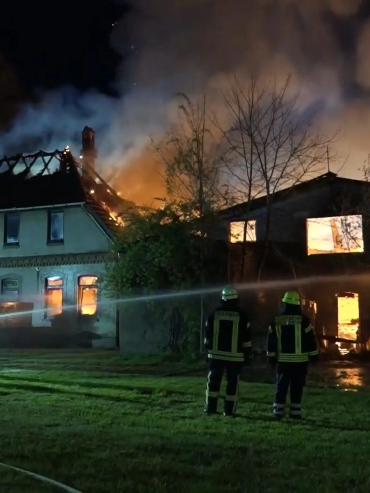 Meterhohe Flammen! Eine Tischlerei in Lunestedt (Landkreis Cuxhaven) ist am Mittwochabend (3. Mai) in Brand geraten. Das Feuer zerstörte das Gebäude, mehrere Lagerhallen und ein unbewohntes Einfamilienhaus – die Feuerwehr verhinderte schlimmeres. Verletzt wurde nach Angaben der Polizei niemand. Der Schaden liegt im mittleren bis hohen sechsstelligen Bereich.
