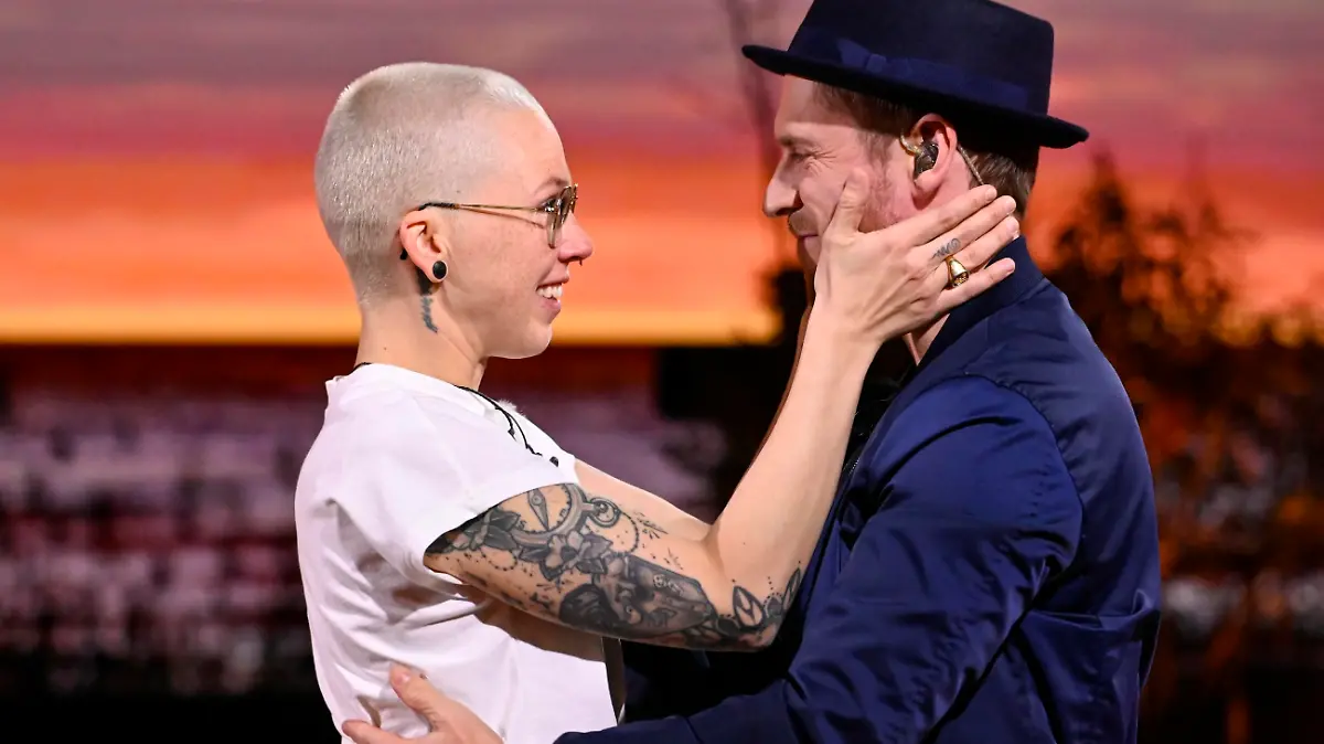 Stefanie Heinzmann bedankt sich bei Johannes Oerding für die neue Version von „Diggin‘ In The Dirt“.