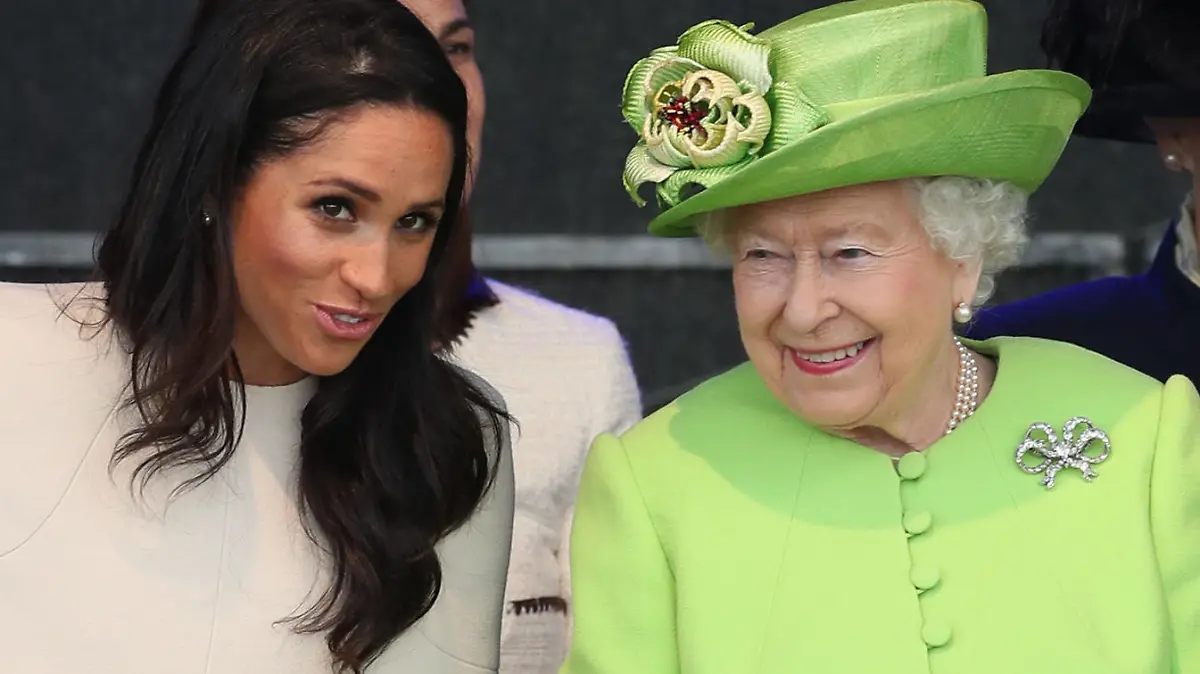 14.06.2018, Großbritannien, Cheshire, Widnes: Die britische Königin Elizabeth II. (r) und Herzogin Meghan unterhalten sich gutgelaunt bei der Einweihung der neuen Brücke Mersey Gateway. Der Mersey Gateway ist eine Brücke, die über den Fluss Mersey führt und die Städte Runcorn und Widnes verbindet. Es ist der erste öffentliche Auftritt von Herzogin Meghan zusammen mit der Königin. Foto: Danny Lawson/PA Wire/dpa +++ dpa-Bildfunk +++