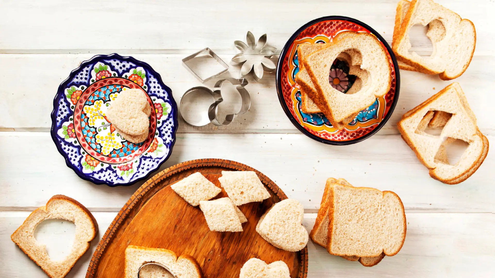 Lassen Sie Ihr Kind sein Lieblingsmotiv wählen und das Brot selbst ausstechen.