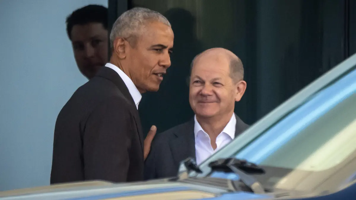 dpatopbilder - 03.05.2023, Berlin: Der ehemalige US-Präsident Barack Obama wird von Bundeskanzler, Olaf Scholz (SPD, r) am Bundeskanzleramt verabschiedet. Obama hält sich im Rahmen einer Vortragsveranstaltung in der Hauptstadt auf und traf den Kanzler zum Mittagessen. Foto: Michael Kappeler/dpa +++ dpa-Bildfunk +++