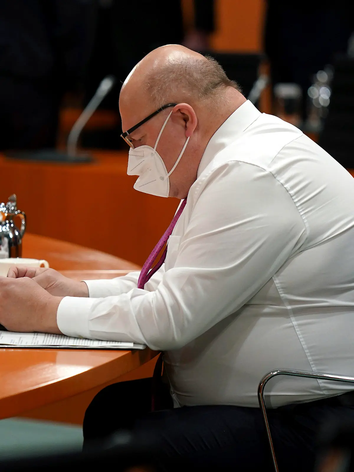 12.05.2021, berl, Berlin: Peter Altmaier (CDU), Bundeswirtschaftsminister, liest vor der wöchentlichen Kabinettssitzung im Kanzleramt in seinen Unterlagen. Foto: Michael Sohn/POOL AP/dpa +++ dpa-Bildfunk +++