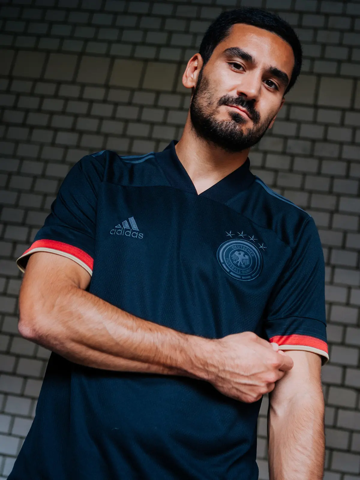 HANDOUT - 01.03.2021, ---: Das undatierte Handout zeigt Ilkay Gündogan, Spieler der der deutschen Fußball-Nationalmannschaft, im neuen EM-Trikot von Adidas. Schon im WM-Qualifikationsspiel am Donnerstag (25.03.2021) gegen Island in Duisburg läuft die deutsche Fußball-Nationalmannschaft mit dem neu gestalteten sogenannten Auswärtstrikot auf. (zu dpa «Löw-Team schon gegen Island in neuen schwarzen EM-Trikots») Foto: DFB/adidas/dpa - ACHTUNG: Nur zur redaktionellen Verwendung im Zusammenhang mit der aktuellen Berichterstattung und nur mit vollständiger Nennung des vorstehenden Credits +++ dpa-Bildfunk +++