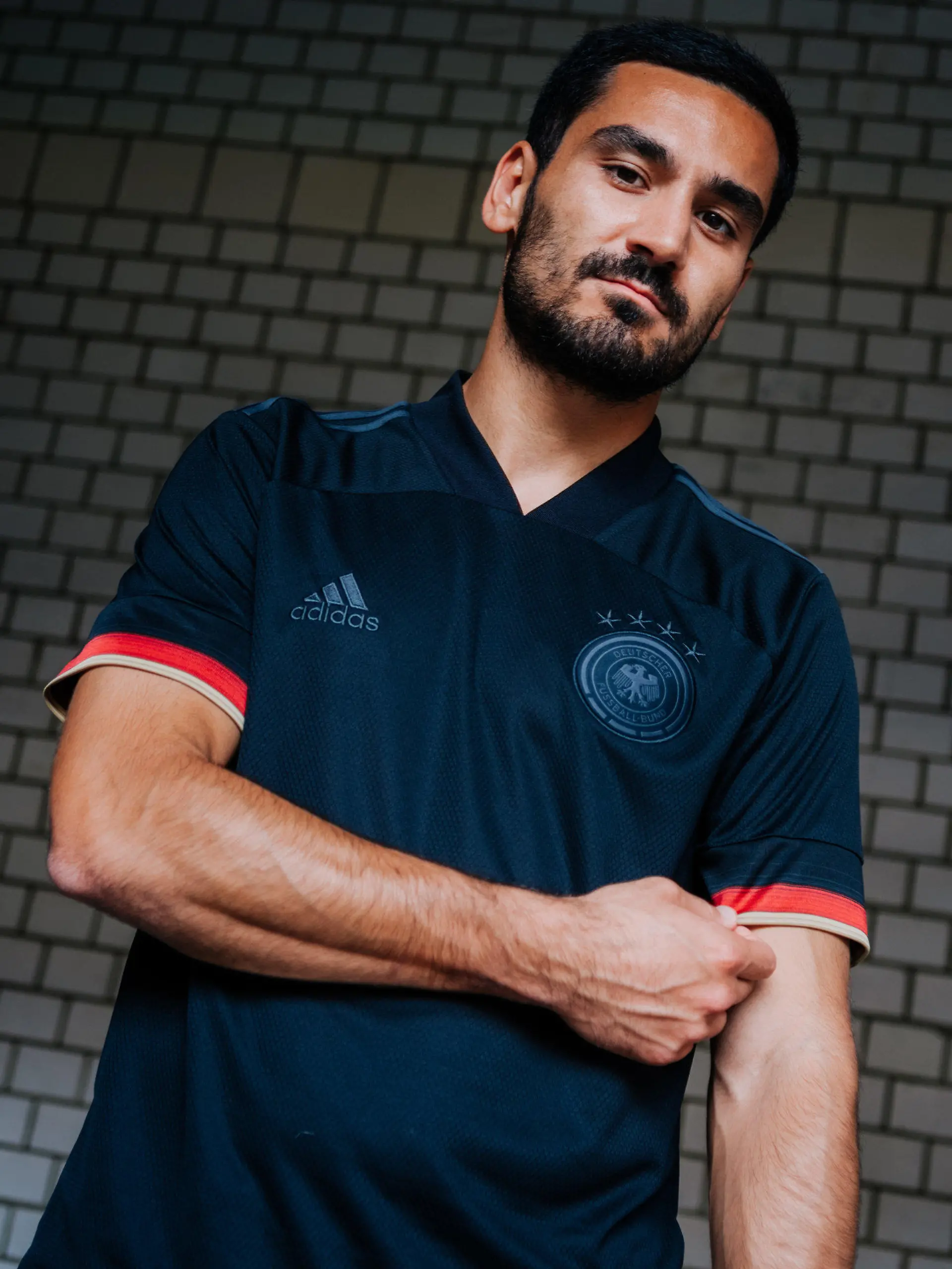 HANDOUT - 01.03.2021, ---: Das undatierte Handout zeigt Ilkay Gündogan, Spieler der der deutschen Fußball-Nationalmannschaft, im neuen EM-Trikot von Adidas. Schon im WM-Qualifikationsspiel am Donnerstag (25.03.2021) gegen Island in Duisburg läuft die deutsche Fußball-Nationalmannschaft mit dem neu gestalteten sogenannten Auswärtstrikot auf. (zu dpa «Löw-Team schon gegen Island in neuen schwarzen EM-Trikots») Foto: DFB/adidas/dpa - ACHTUNG: Nur zur redaktionellen Verwendung im Zusammenhang mit der aktuellen Berichterstattung und nur mit vollständiger Nennung des vorstehenden Credits +++ dpa-Bildfunk +++