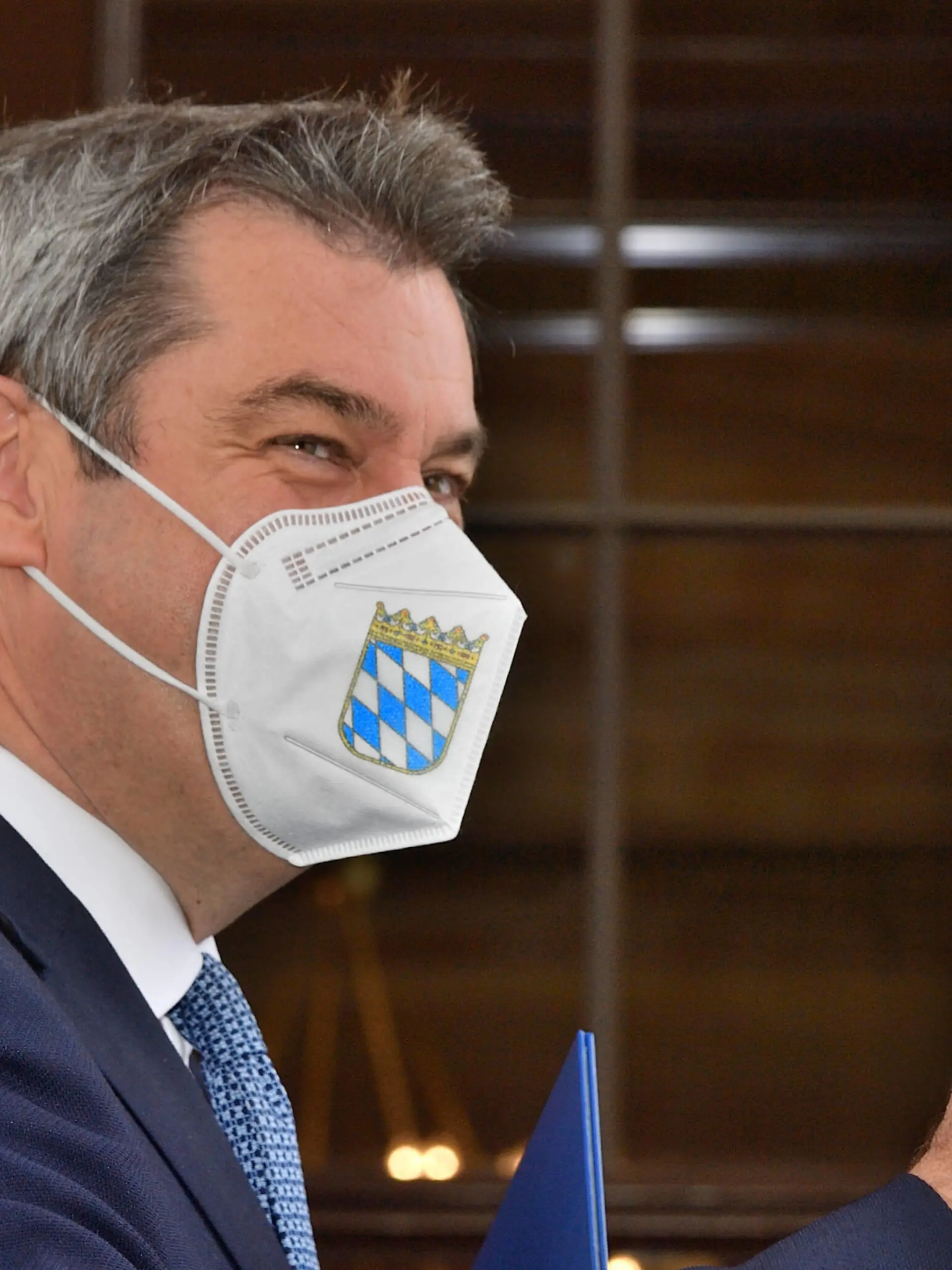  Markus Söder mit FFP2 Maske geschützt. Der Bayerische Ministerpräsident Markus Söder, CSU, geschützt mit einer FFP2 Maske gegen Coronaviren im Bayerischen Landtag. München Bayern Deutschland *** Markus Söder protected with FFP2 mask The Bavarian Prime Minister Markus Söder, CSU, protected with a FFP2 mask against coronaviruses in the Bavarian Parliament Munich Bavaria Germany Copyright: xRolfxPossx
