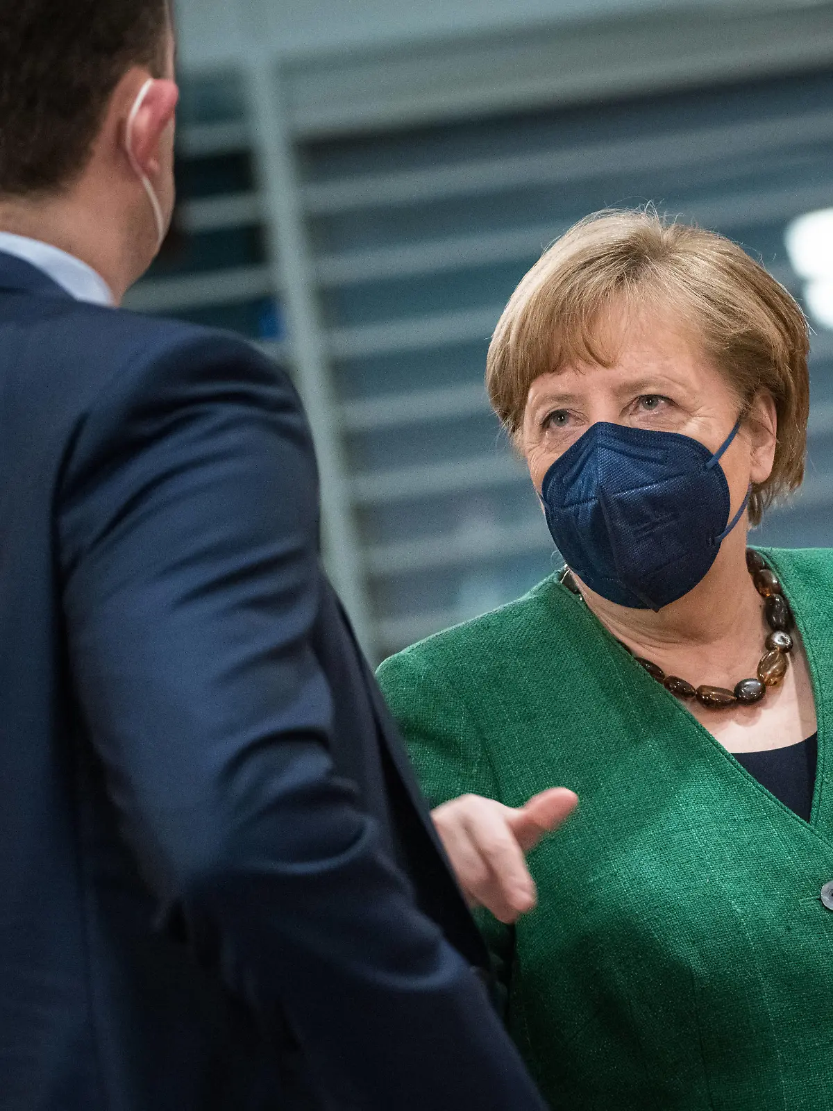  Bundeskanzlerin Angela Merkel CDU, Bundesgesundheitsminister Jens Spahn CDU und Entwicklungshilfeminister Gerd Mueller CSU am 12. Mai 2021 bei der Kabinettsitzung der Bundesregierung im Kanzleramt in Berlin. Kabinettsitzung der Bundesregierung *** Federal Chancellor Angela Merkel CDU , Federal Health Minister Jens Spahn CDU and Development Minister Gerd Mueller CSU at the Cabinet meeting of the Federal Government at the Chancellery in Berlin Cabinet meeting of the Federal Government on 12 May 2021