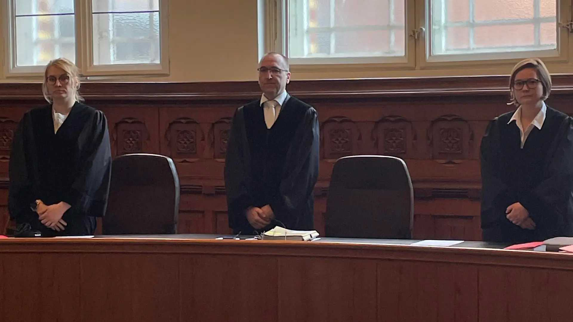 Der Angeklagte aus Husum soll mindestens siebenmal zugestochen haben. Seit März steht der 64-Jährige dafür vor dem Landgericht Flensburg.