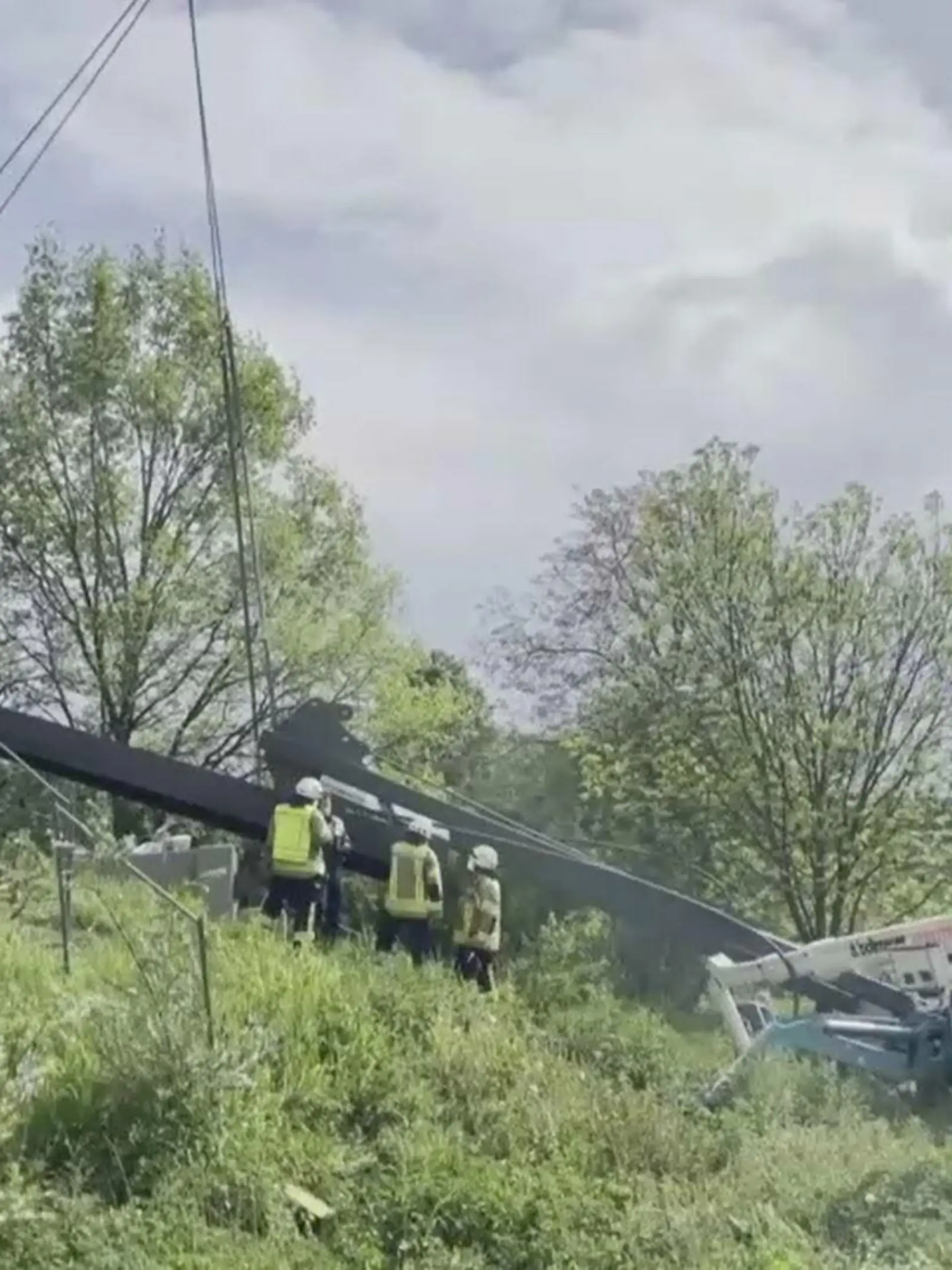 Beim Bau einer Brücke ist ein Mensch von einem Brückenteil eingeklemmt worden und gestorben.