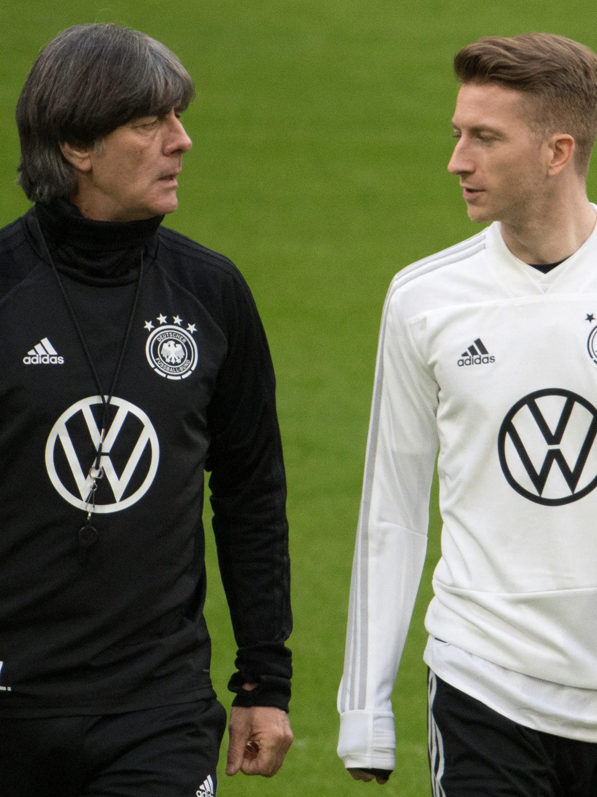 ARCHIV - 23.03.2019, Niederlande, Amsterdam: Trainer Joachim Löw (l) und Spieler Marco Reus unterhalten sich beim Training der deutschen Fußball Nationalmannschaft am Tag vor dem EM-Qualifikationsspiel gegen die Niederlande in der Johan Cruyff Arena.  (zu dpa: «Müller, Hummels, Reus: Corona verschafft Löw drei EM-Bonus-Plätze») Foto: Federico Gambarini/dpa +++ dpa-Bildfunk +++