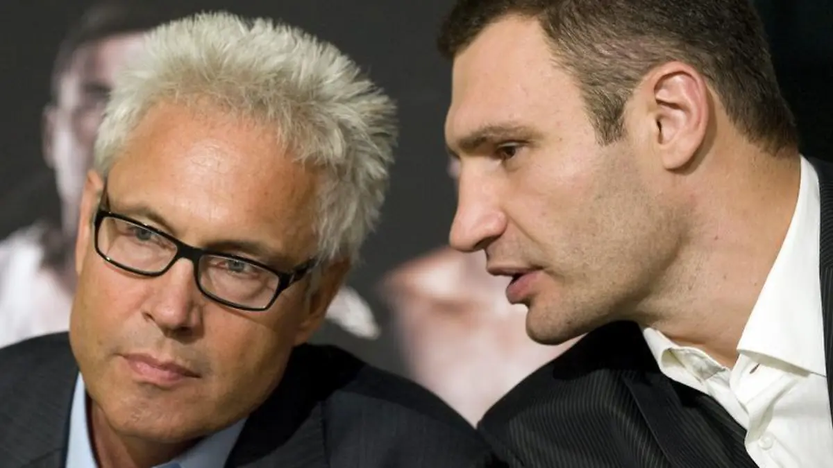 Manager Bernd Bönte hört Vitali Klitschko ganz genau zu.