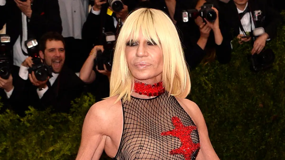 epa04733442 Donatella Versace (L) and Jennifer Lopez (R) arrive for the 2015 Anna Wintour Costume Center Gala held at the New York Metropolitan Museum of Art in New York, New York, USA, 04 May 2015. The Costume Institute will present the exhibition 'China: Through the Looking Glass' at The Metropolitan Museum of Art from 07 May to 16 August 2015. EPA/JUSTIN LANE +++(c) dpa - Bildfunk+++