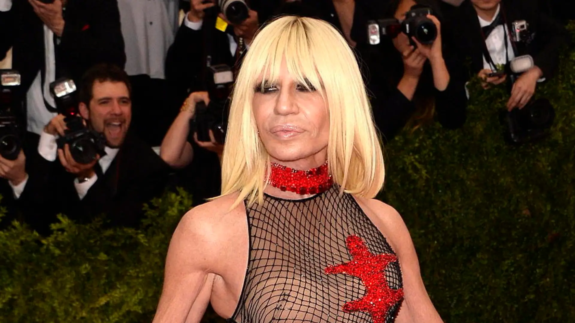 epa04733442 Donatella Versace (L) and Jennifer Lopez (R) arrive for the 2015 Anna Wintour Costume Center Gala held at the New York Metropolitan Museum of Art in New York, New York, USA, 04 May 2015. The Costume Institute will present the exhibition 'China: Through the Looking Glass' at The Metropolitan Museum of Art from 07 May to 16 August 2015. EPA/JUSTIN LANE +++(c) dpa - Bildfunk+++