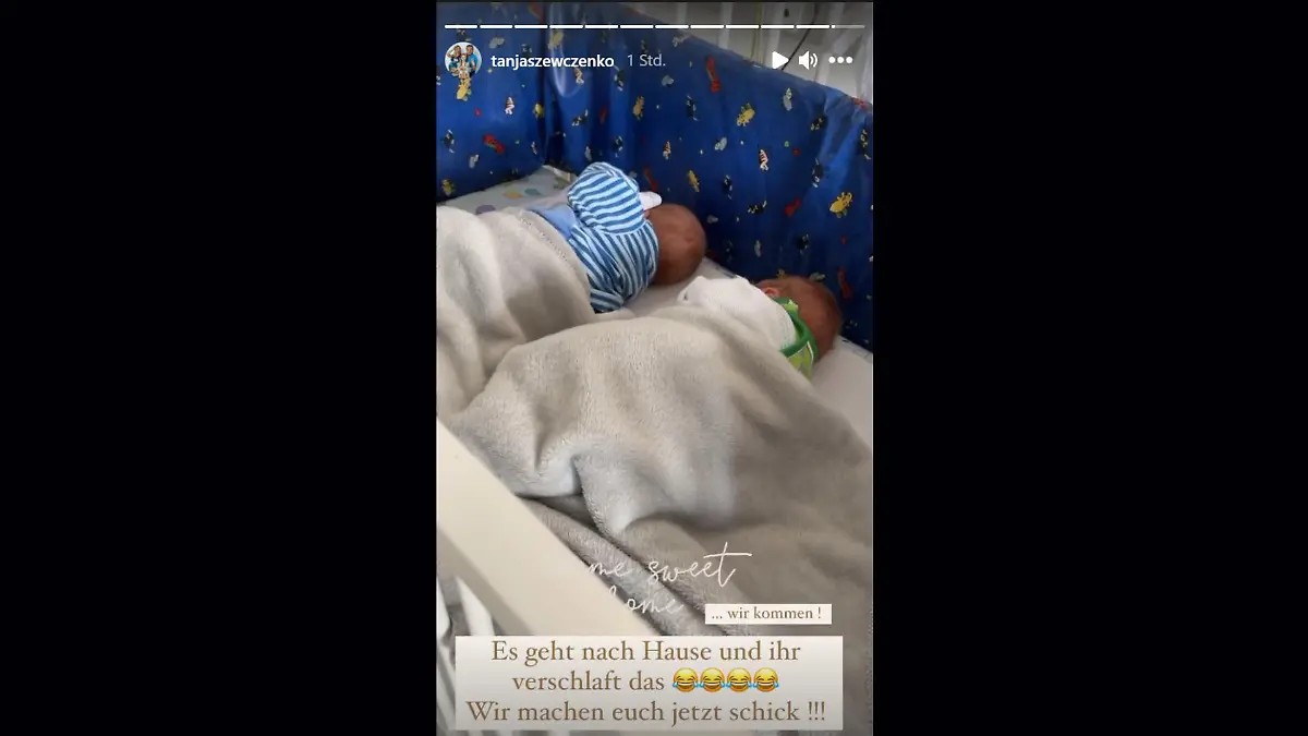 Die kleinen Racker machen es richtig: Während Mama Tanja Szewczenko schon mal die Taschen packt, gönnen sich Leo und Luis lieber noch ein Nickerchen.