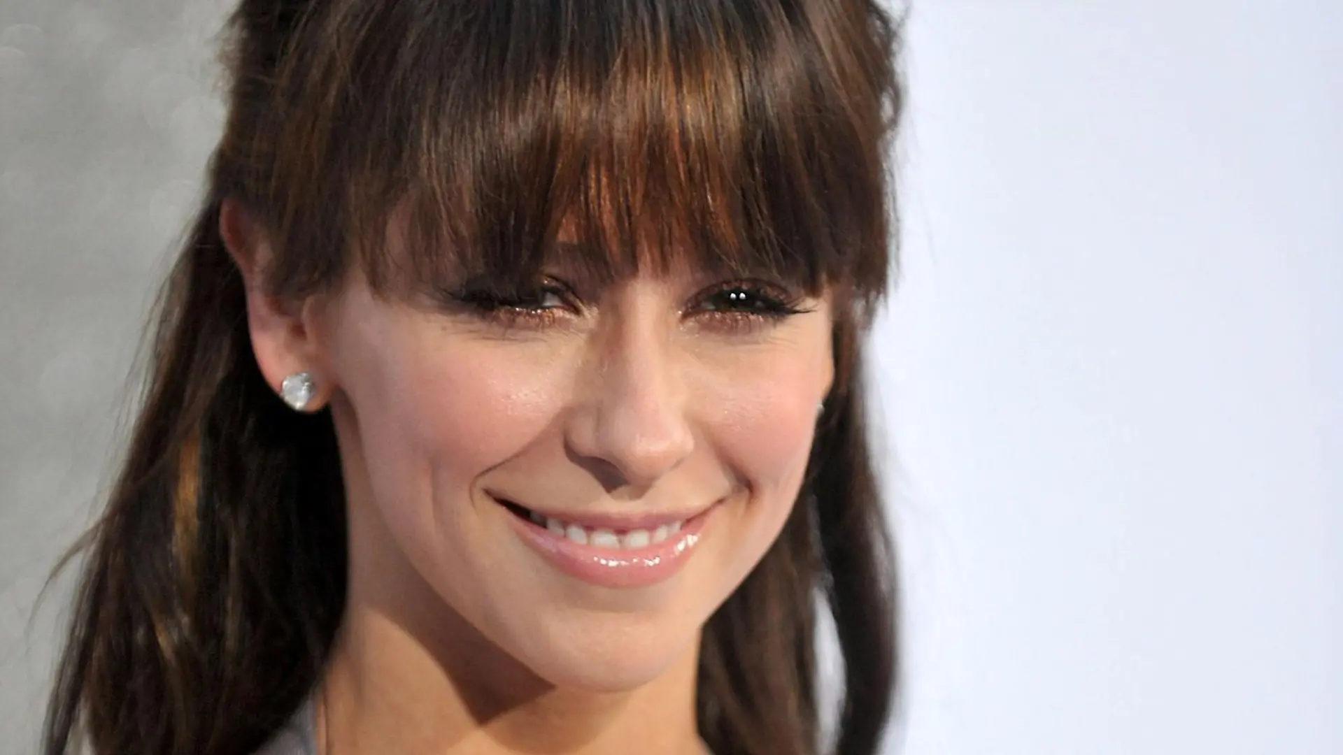 ARCHIV - Hollywood-Schauspielerin Jennifer Love Hewitt (Archivfoto vom 24.05.2010, 34) erwartet ihr erstes Kind. Hewitt ließ ihren Sprecher der US-Zeitschrift «People» am Dienstag mitteilen, dass dies eine «wunderbare» Zeit für sie sei. Sie und ihr Freund und Co-Star Brian Hallisay (34) würden sich darauf freuen, eine Familie zu gründen. Zusammen sind die beiden in der Fernsehserie «The Client List» zu sehen. EPA/JASON SZENES dpa