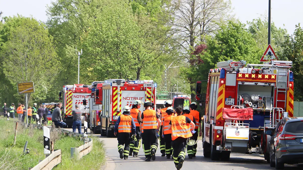 04.05.2023, Nordrhein-Westfalen, Hürth: Ein Großaufgebot von Rettungskräften ist nach einem schweren Zugunfall in Hürth im Einsatz. Bei dem Unfall in Hürth bei Köln sind am Donnerstag nach Angaben der Bundespolizei zwei Menschen ums Leben gekommen. Nach ersten Ermittlungen war ein Zug in eine Gruppe von Arbeitern gefahren. (zu dpa: "Zug fährt bei Köln in Gruppe von Arbeitern - Zwei Tote") Foto: Sebastian Klemm/dpa +++ dpa-Bildfunk +++