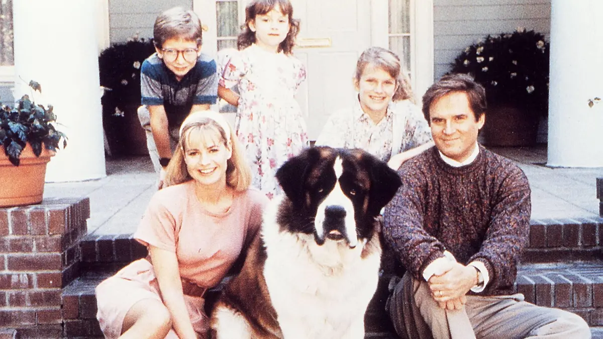 Bildnummer: 54386428  Datum: 14.04.1992  Copyright: imago/United Archives
Ein Hund namens Beethoven (USA 1992) Ein Hund namens Beethoven rettet sich vor dem bösen Tierarzt Dr. Varnick, der ihn für grausame Versuche missbrauchen will, zu der Familie Newton. Dort sorgt er für viel Trubel und verwandelt das beschauliche Vorstadtheim in ein Tollhaus. Foto: BEETHOVEN und die Familie Newton - Vater George (CHARLES GRODIN), Mutter Alice (BONNIE HUNT) und die Kinder Ryce (NICHOLLE TOM), Ted (CHRISTOPHER CASTILE) und Emily (SARAH ROSE KARR). N , 19KPARTLHUN2 People Entertainment quer

Bildnummer 54386428 Date 14 04 1992 Copyright Imago United Archives a Dog called Beethoven USA 1992 a Dog called Beethoven saves to before the evil Veterinarian Dr Vehindern Varnick the him for  Attempts abuse will to the Family Newton there provides he for much Bustle and transforms the Beschauliche Suburban home in a Toll house Photo Beethoven and the Family Newton Father George Charles Grodin Mother Alice Bonnie Hunt and the Children  Nicholle Tom Ted Christopher Castile and Emily Sarah Rose Karr n 19KPARTLHUN2 Celebrities Entertainment horizontal 