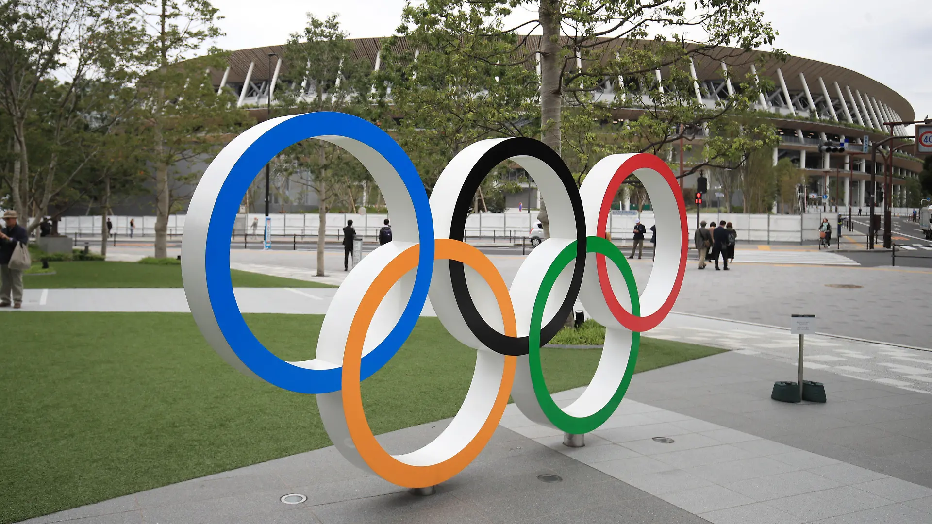 ARCHIV - 07.05.2021, Japan, Tokio: Die Olympischen Ringe sind vor dem Olympischen Stadion aufgebaut. Die Olympischen Spiele waren wegen der Corona-Krise um ein Jahr verlegt worden, der Start ist nun für den 23. Juli geplant. (zu dpa: «Umfrage: Mehrheit der Japaner für Olympia-Absage wegen Pandemie») Foto: Adam Davy/PA Wire/dpa +++ dpa-Bildfunk +++