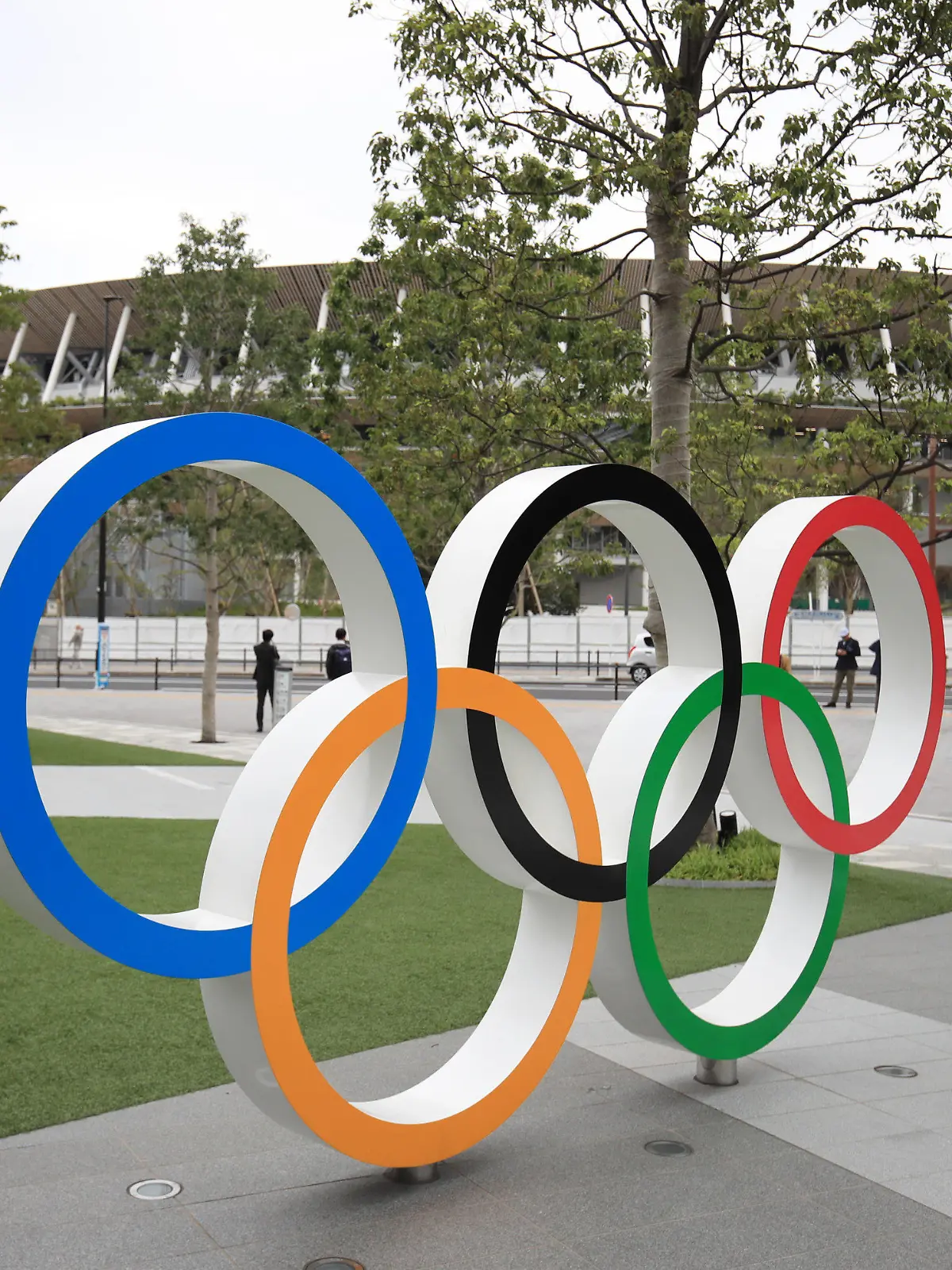 ARCHIV - 07.05.2021, Japan, Tokio: Die Olympischen Ringe sind vor dem Olympischen Stadion aufgebaut. Die Olympischen Spiele waren wegen der Corona-Krise um ein Jahr verlegt worden, der Start ist nun für den 23. Juli geplant. (zu dpa: «Umfrage: Mehrheit der Japaner für Olympia-Absage wegen Pandemie») Foto: Adam Davy/PA Wire/dpa +++ dpa-Bildfunk +++