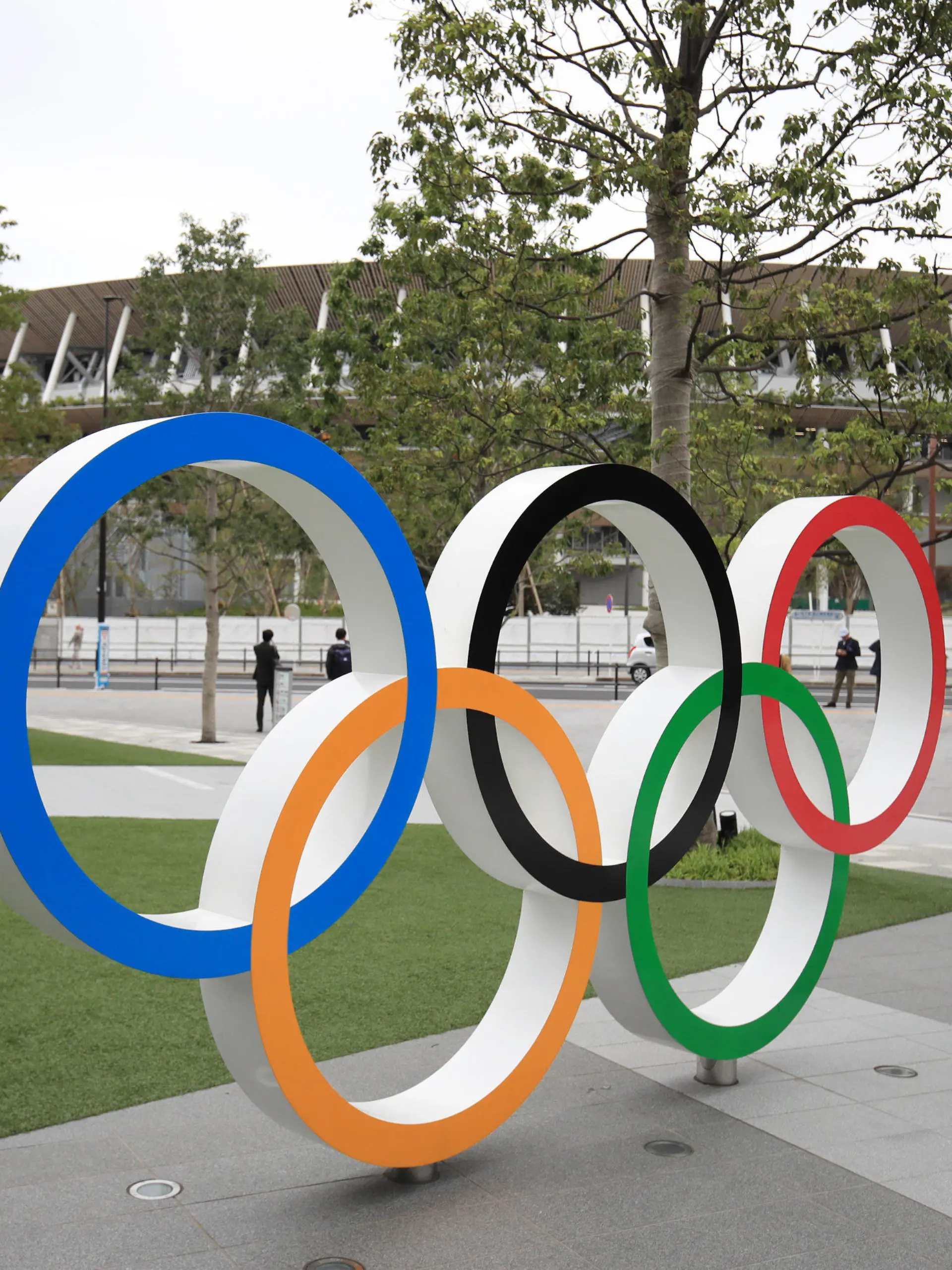 ARCHIV - 07.05.2021, Japan, Tokio: Die Olympischen Ringe sind vor dem Olympischen Stadion aufgebaut. Die Olympischen Spiele waren wegen der Corona-Krise um ein Jahr verlegt worden, der Start ist nun für den 23. Juli geplant. (zu dpa: «Umfrage: Mehrheit der Japaner für Olympia-Absage wegen Pandemie») Foto: Adam Davy/PA Wire/dpa +++ dpa-Bildfunk +++