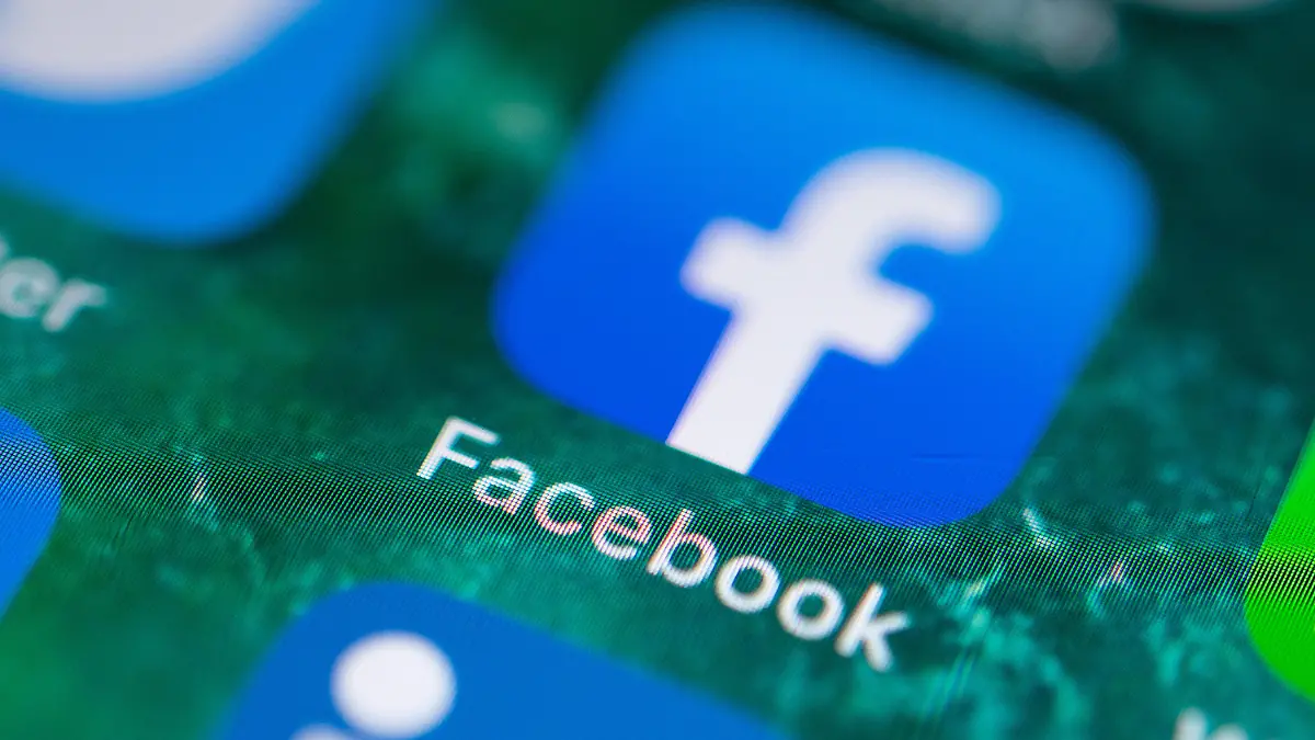 ARCHIV - 21.06.2019, Stuttgart: Auf dem Bildschirm eines iPhones wird die App von Facebook angezeigt. (zu dpa «Auf Streife im sozialen Netzwerk - Tätersuche bei Facebook und Co.») Foto: Fabian Sommer/dpa +++ dpa-Bildfunk +++