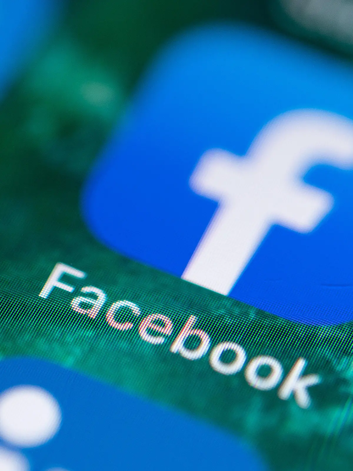 ARCHIV - 21.06.2019, Stuttgart: Auf dem Bildschirm eines iPhones wird die App von Facebook angezeigt. (zu dpa «Auf Streife im sozialen Netzwerk - Tätersuche bei Facebook und Co.») Foto: Fabian Sommer/dpa +++ dpa-Bildfunk +++