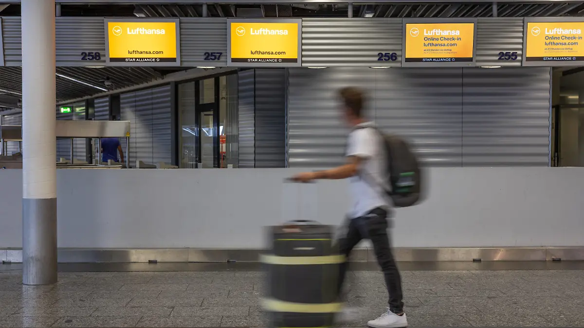 SYMBOLBILD - 03.09.2022, Hessen, Frankfurt/Main: ARCHIV - Lufthansa-Schalter am Frankfurter Flughafen (zu dpa: «Technische Störung bei Lufthansa - Ausfälle und Verspätungen»). Foto: Hannes P. Albert/dpa +++ dpa-Bildfunk +++