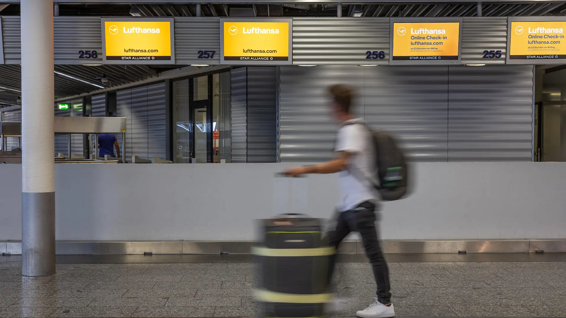 SYMBOLBILD - 03.09.2022, Hessen, Frankfurt/Main: ARCHIV - Lufthansa-Schalter am Frankfurter Flughafen (zu dpa: «Technische Störung bei Lufthansa - Ausfälle und Verspätungen»). Foto: Hannes P. Albert/dpa +++ dpa-Bildfunk +++