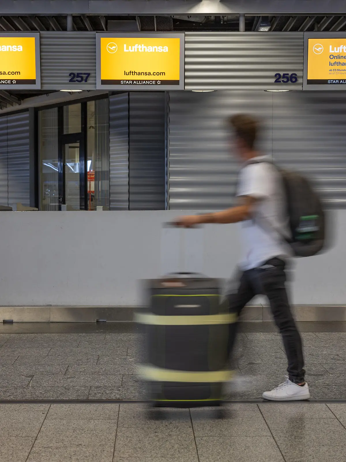 SYMBOLBILD - 03.09.2022, Hessen, Frankfurt/Main: ARCHIV - Lufthansa-Schalter am Frankfurter Flughafen (zu dpa: «Technische Störung bei Lufthansa - Ausfälle und Verspätungen»). Foto: Hannes P. Albert/dpa +++ dpa-Bildfunk +++