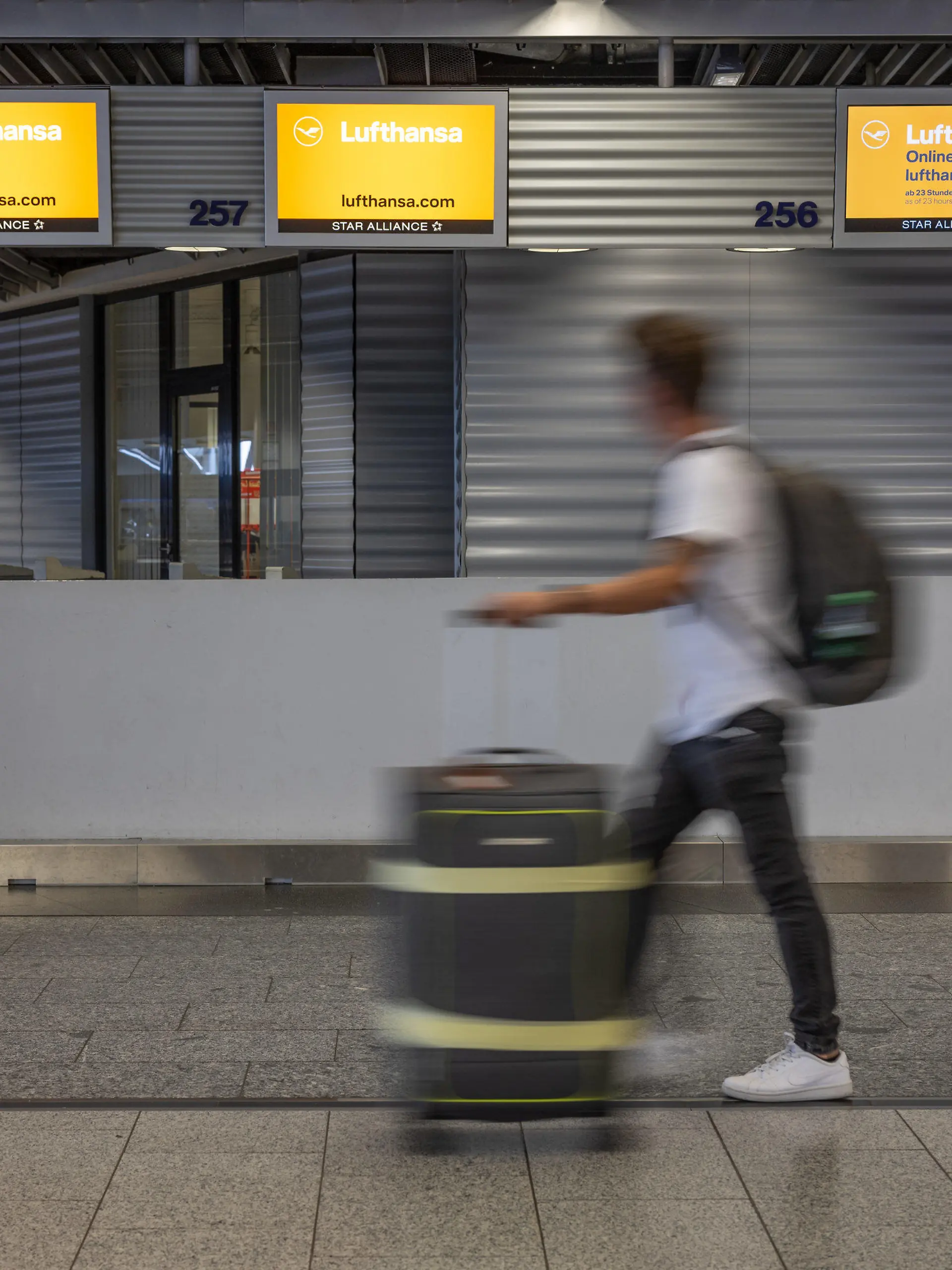 SYMBOLBILD - 03.09.2022, Hessen, Frankfurt/Main: ARCHIV - Lufthansa-Schalter am Frankfurter Flughafen (zu dpa: «Technische Störung bei Lufthansa - Ausfälle und Verspätungen»). Foto: Hannes P. Albert/dpa +++ dpa-Bildfunk +++