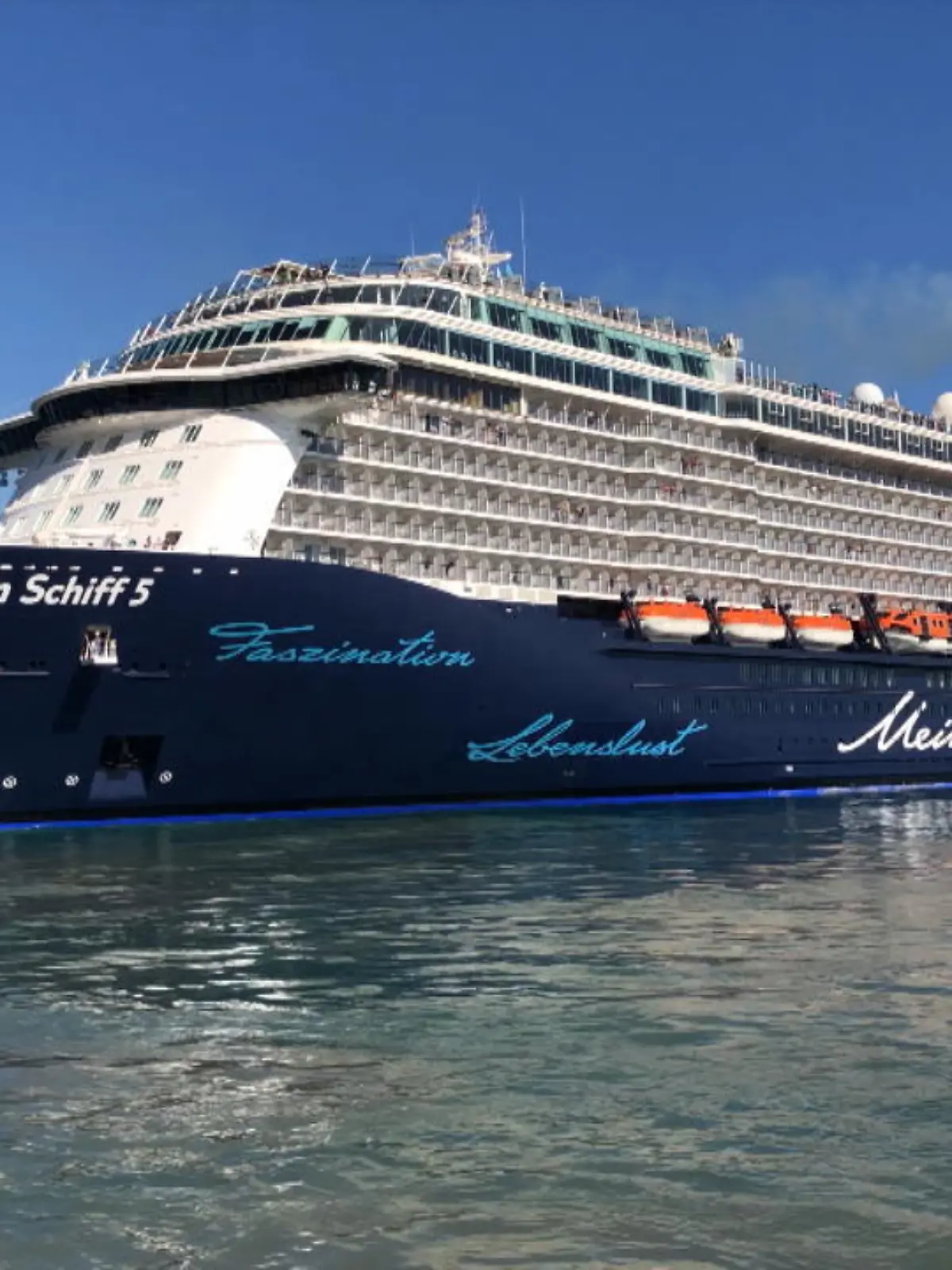 Ein Urlaub auf einem Kreuzfahrtschiff ist wieder möglich! Also "Leinen los" und ab aufs Meer? Fast. Ganz ohne Hygiene-Konzept und Corona-Tests gehts noch nicht. Die Pandemie ist auch auf der "Mein Schiff Fünf" nicht weg. Wie sich so eine Reise nach all der Zeit anfühlt? Das sehen Sie in unserem Video.