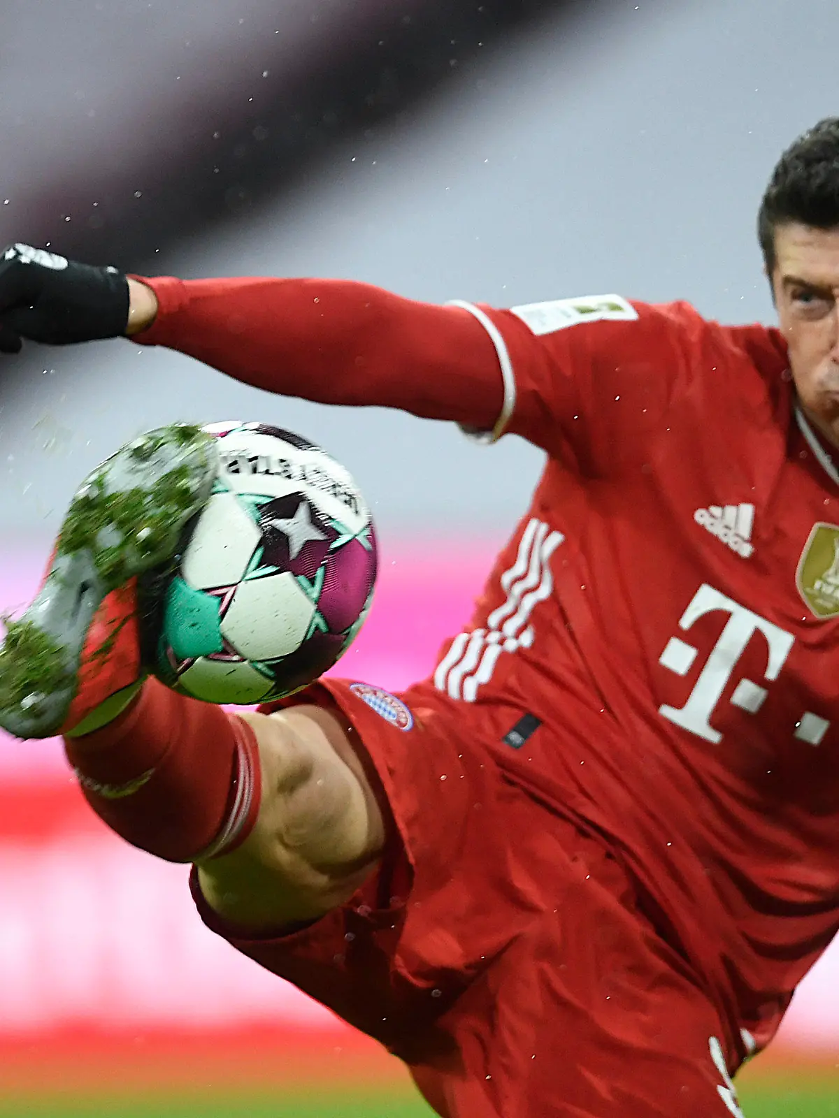 ARCHIV - 15.02.2021, Bayern, München: Der Fußballer Robert Lewandowski, vom FC Bayern München, spielt den Ball im eigenen Stadion. Lewandowski will bei der Jagd nach dem alleinigen Torrekord in der Fußball-Bundesliga keine Chance auslassen und würde für den 41. Saisontreffer auch einen Elfmeter in der 90. Minute schießen. Foto: Andreas Schaad/AP-Pool/dpa - WICHTIGER HINWEIS: Gemäß den Vorgaben der DFL Deutsche Fußball Liga bzw. des DFB Deutscher Fußball-Bund ist es untersagt, in dem Stadion und/oder vom Spiel angefertigte Fotoaufnahmen in Form von Sequenzbildern und/oder videoähnlichen Fotostrecken zu verwerten bzw. verwerten zu lassen. +++ dpa-Bildfunk +++