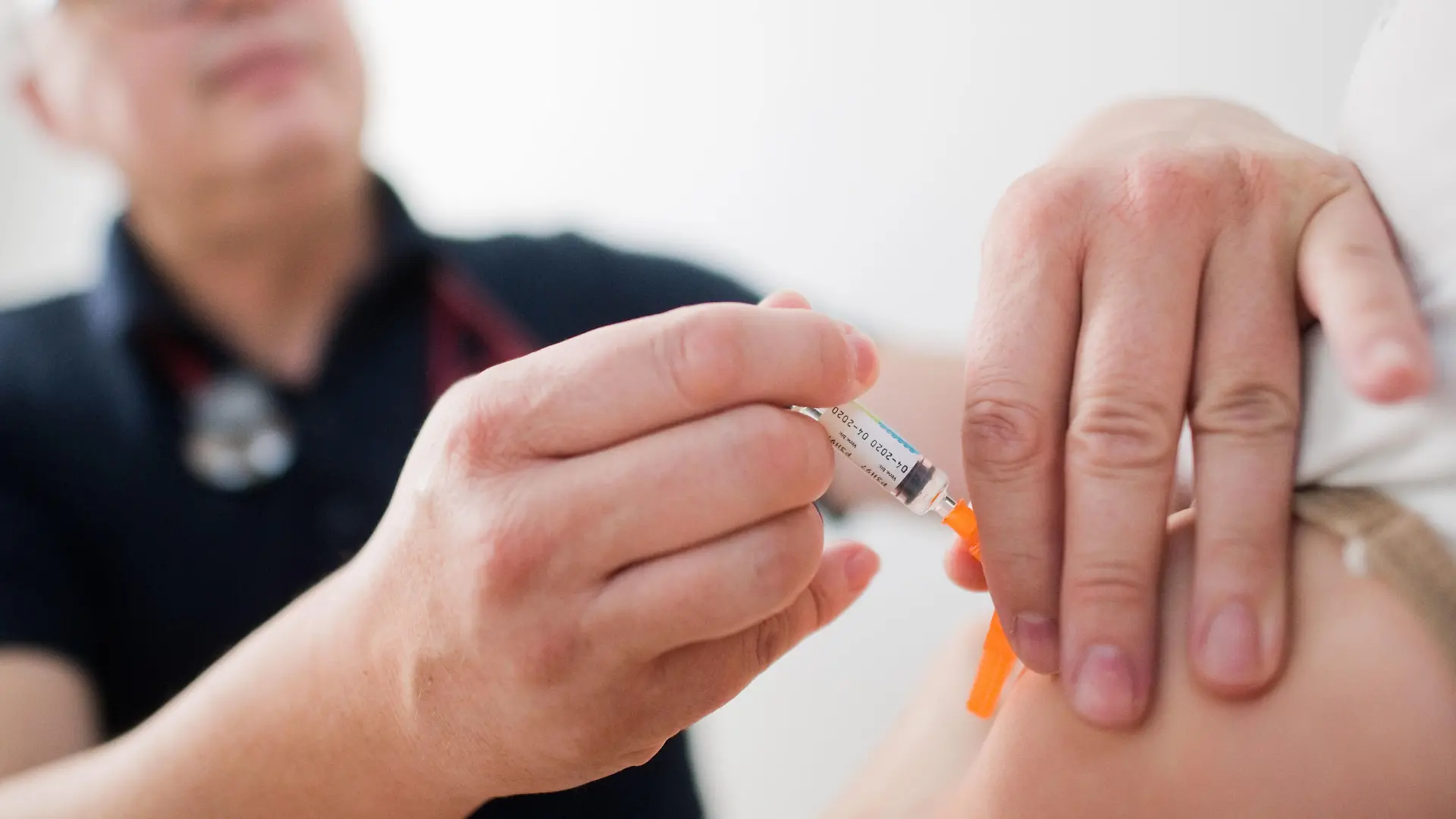 ARCHIV - 28.08.2019, Niedersachsen, Hannover: Ein Kinderarzt impft ein Kind mit einem 6-fach-Kombinationsimpfstoff gegen Diphtherie, Tetanus (Wundstarrkrampf), Kinderlähmung (Polio), Keuchhusten (Pertussis), Haemophilus influenzae Typ b (Hib) und Hepatitis B. (zu dpa: «Corona-Impfung bei Kindern - eine Risiko-Nutzen-Abwägung?») Foto: Julian Stratenschulte/dpa +++ dpa-Bildfunk +++