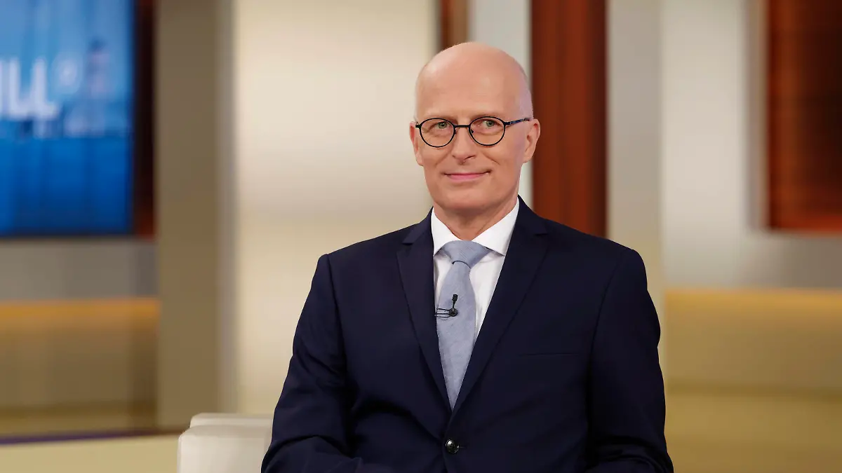 Peter Tschentscher 2021-05-16, Deutschland, Berlin - Peter Tschentscher SPD, Erster Bürgermeister der Freien und Hansestadt Hamburg, zu Gast bei Anne Will im Ersten Deutschen Fernsehen. Thema der Politiktalk-Runde in der ARD: Inzidenz wieder unter 100 - beginnt jetzt die große Leichtigkeit oder der große Leichtsinn *** Peter Tschentscher 2021 05 16, Germany, Berlin Peter Tschentscher SPD , First Mayor of the Free and Hanseatic City of Hamburg, as a guest of Anne Will in the First German Television Topic of the political talk round in the ARD incidence again under 100 begins now the great ease or the great recklessness