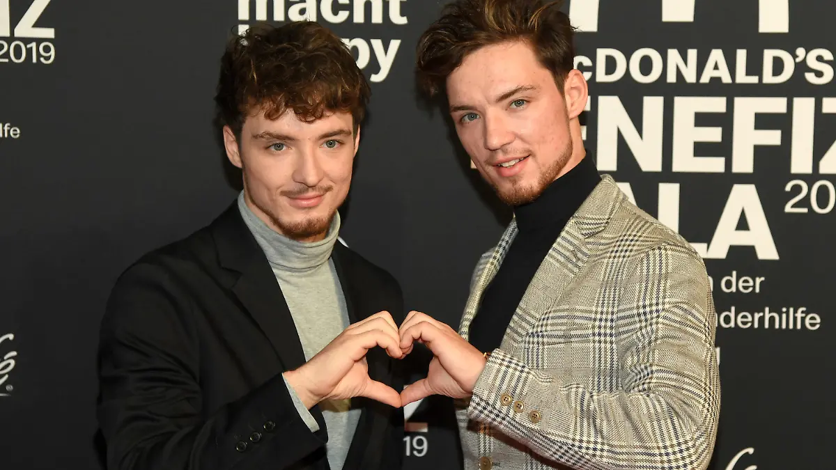 ARCHIV - 09.11.2019, München: Heiko (r) und Roman Lochmann, bekannt geworden als Musik- und Comedy-Duo «Die Lochis», kommen zur Benefiz-Gala ins Hotel Bayerischer Hof. (zu dpa "Erster Song nach den Lochis: Lochmann-Brüder rocken als HE/RO") Foto: Tobias Hase/dpa +++ dpa-Bildfunk +++