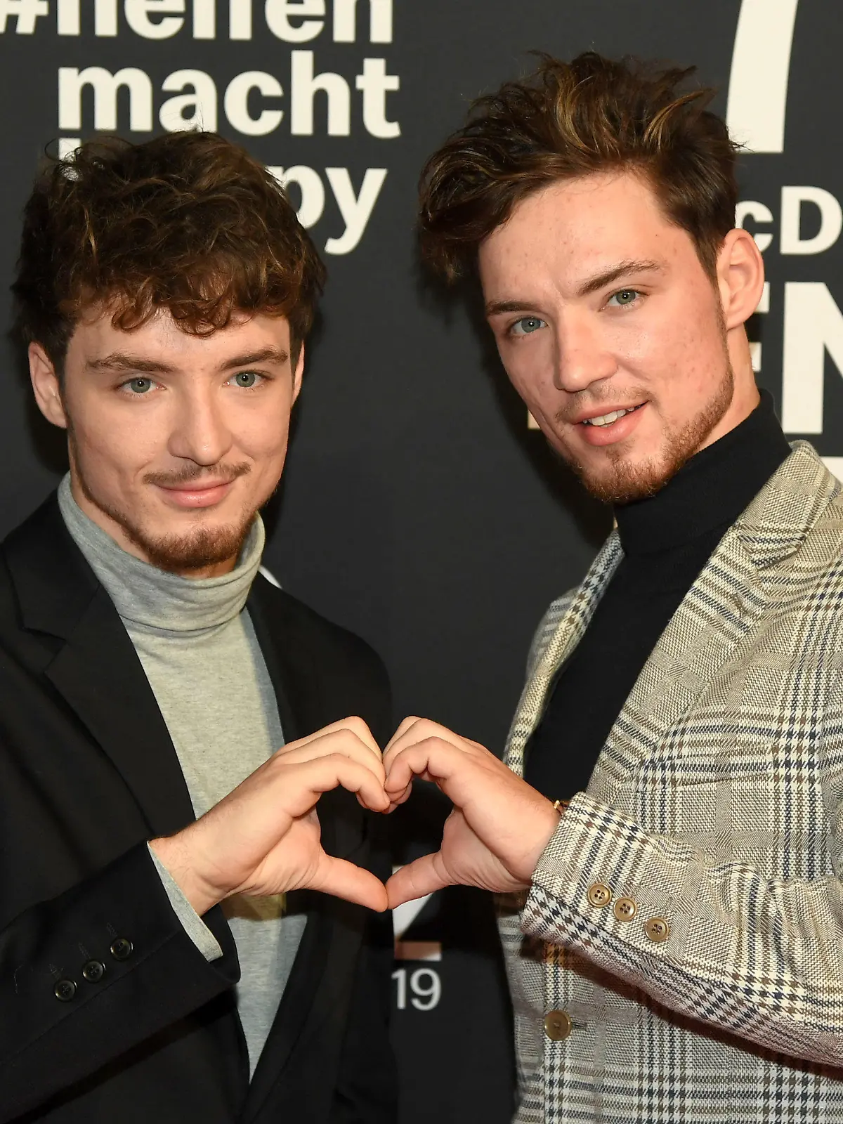 ARCHIV - 09.11.2019, München: Heiko (r) und Roman Lochmann, bekannt geworden als Musik- und Comedy-Duo «Die Lochis», kommen zur Benefiz-Gala ins Hotel Bayerischer Hof. (zu dpa "Erster Song nach den Lochis: Lochmann-Brüder rocken als HE/RO") Foto: Tobias Hase/dpa +++ dpa-Bildfunk +++