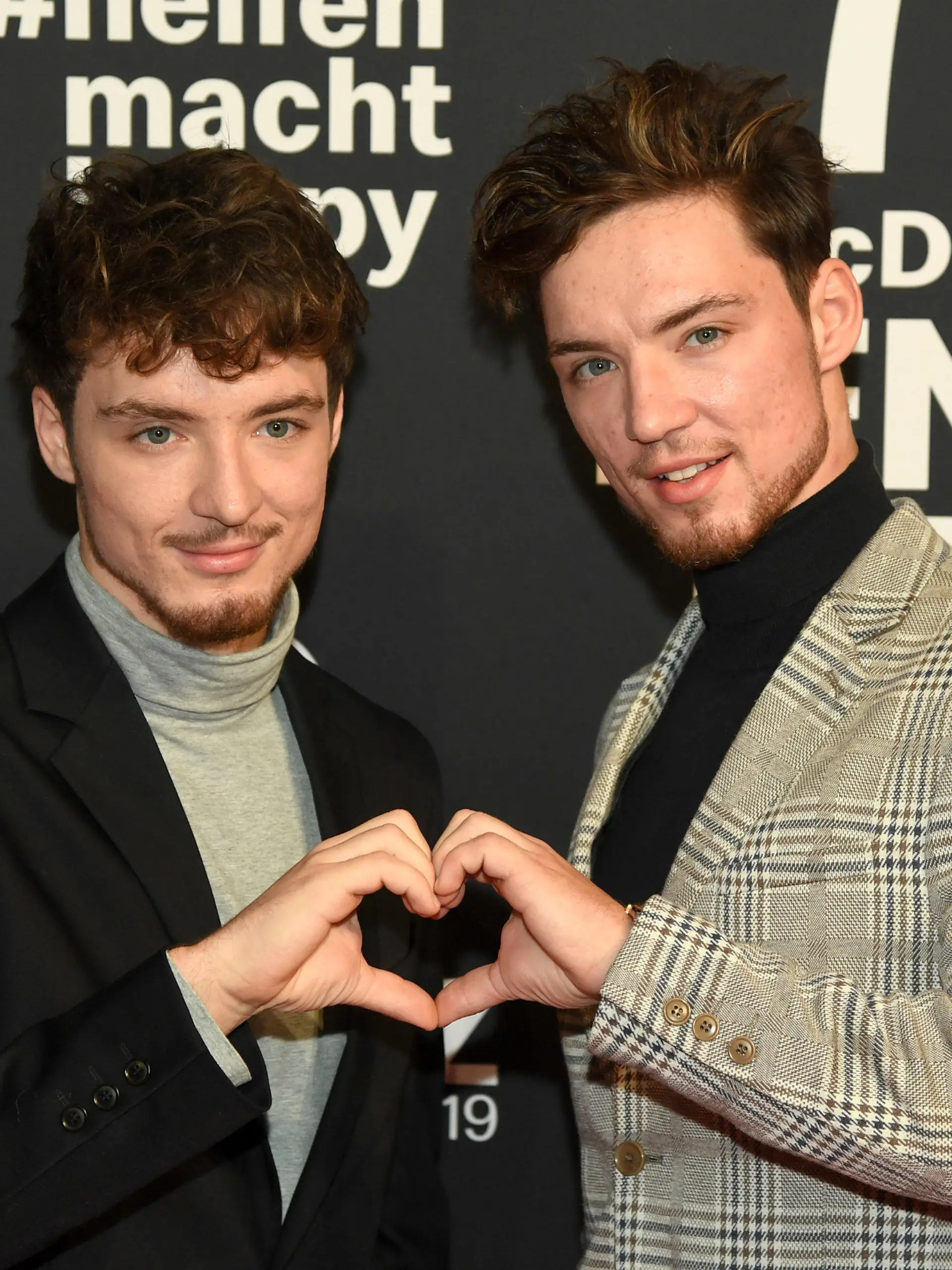 ARCHIV - 09.11.2019, München: Heiko (r) und Roman Lochmann, bekannt geworden als Musik- und Comedy-Duo «Die Lochis», kommen zur Benefiz-Gala ins Hotel Bayerischer Hof. (zu dpa "Erster Song nach den Lochis: Lochmann-Brüder rocken als HE/RO") Foto: Tobias Hase/dpa +++ dpa-Bildfunk +++