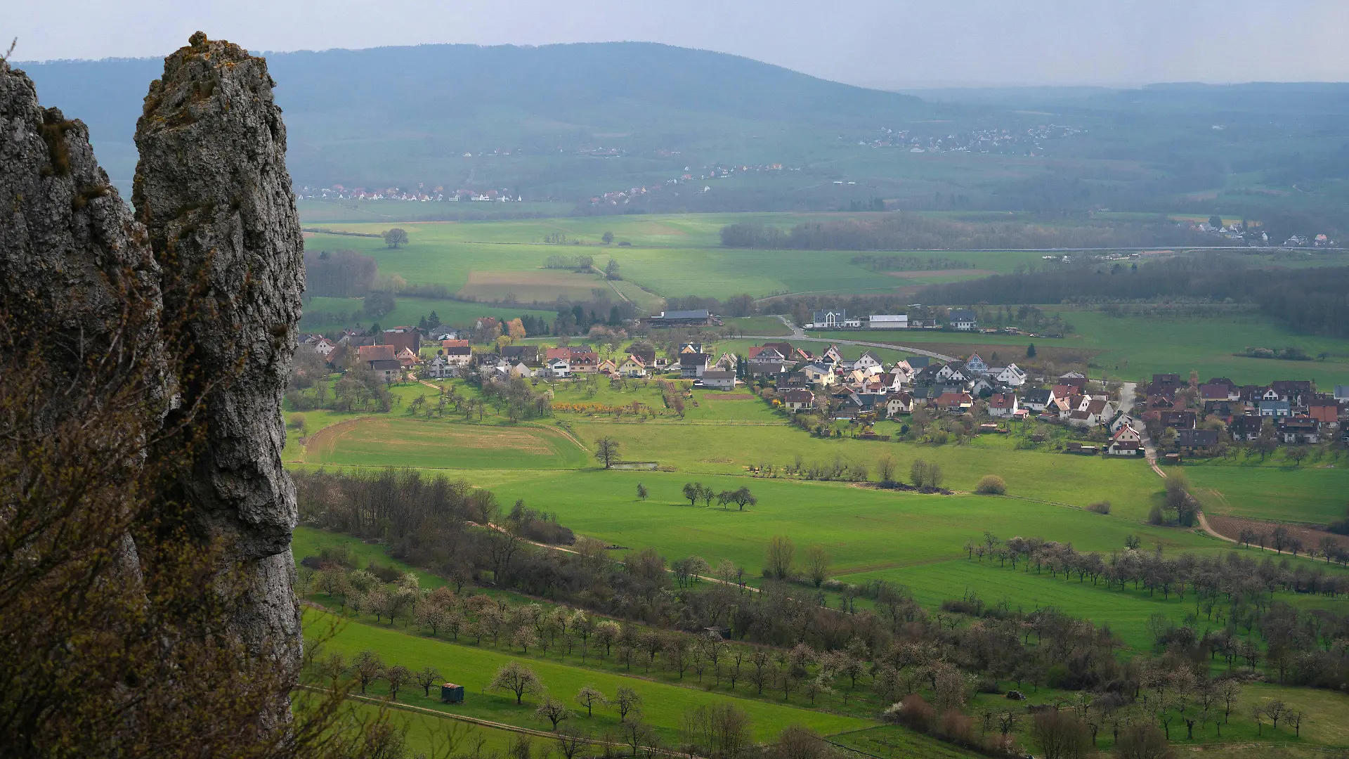 19.04.2021, Bayern, Wiesenthau: Sonnenlicht scheint auf die Ortschaft. Der Landkreis Forchheim ist aktuell der einzige fränkische Landkreis mit einem Inzidenzwert von unter 100. Ab dem morgigen Dienstag werden die Beschränkungen hier wieder gelockert. Foto: Nicolas Armer/dpa +++ dpa-Bildfunk +++