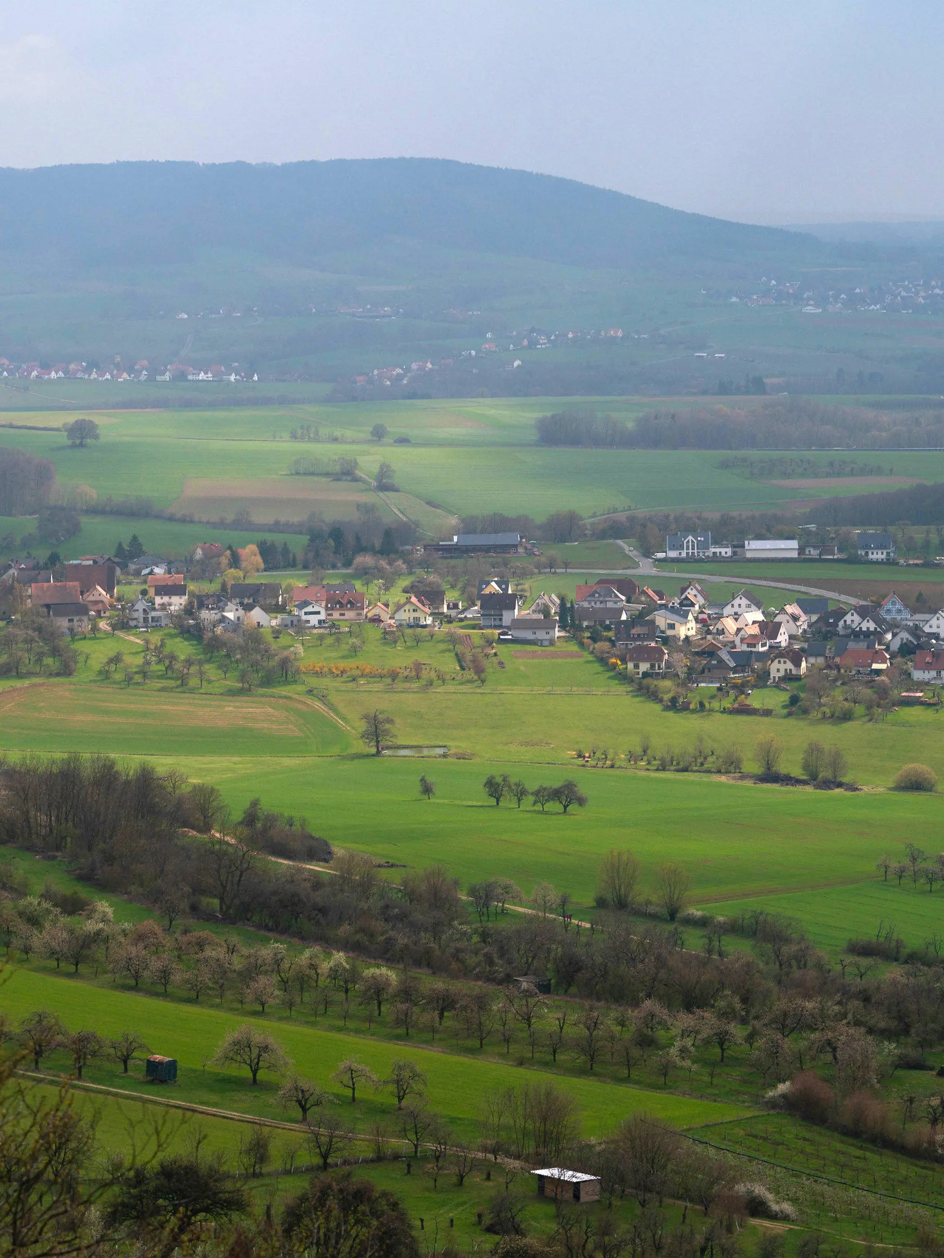19.04.2021, Bayern, Wiesenthau: Sonnenlicht scheint auf die Ortschaft. Der Landkreis Forchheim ist aktuell der einzige fränkische Landkreis mit einem Inzidenzwert von unter 100. Ab dem morgigen Dienstag werden die Beschränkungen hier wieder gelockert. Foto: Nicolas Armer/dpa +++ dpa-Bildfunk +++