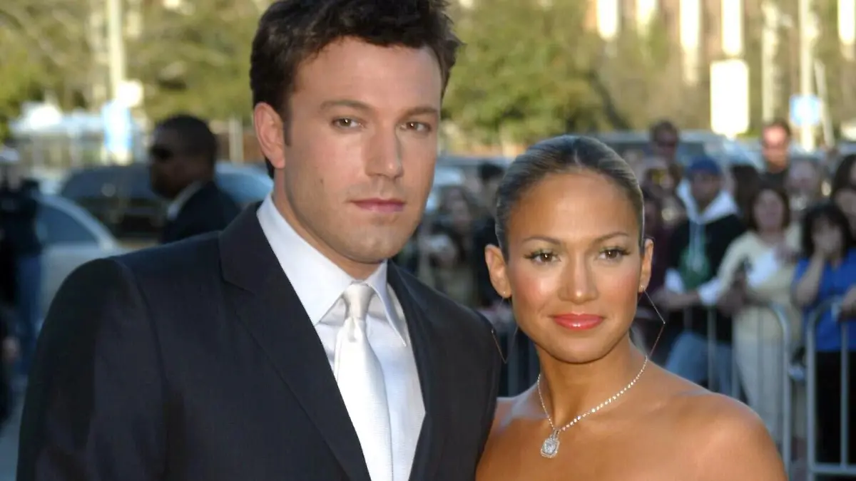 Die Musikerin und Schauspielerin Jennifer Lopez und ihr Verlobter, der Schauspieler Ben Affleck, treffen am 9.2.2003 zur Premiere des Films "Daredevil" im Mann Village Theater in Los Angeles ein.