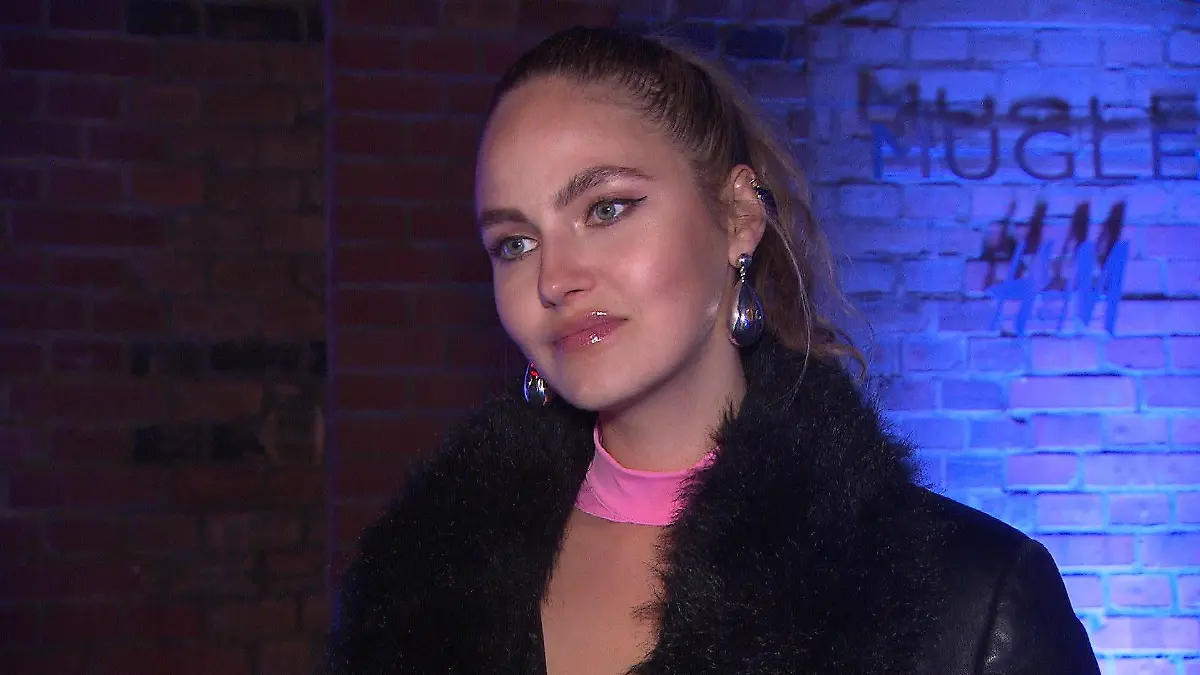 Elena Carrière gibt RTL beim "H&M Mugler"-Event in Berlin am 3. Mai 2023 ein Interview.
