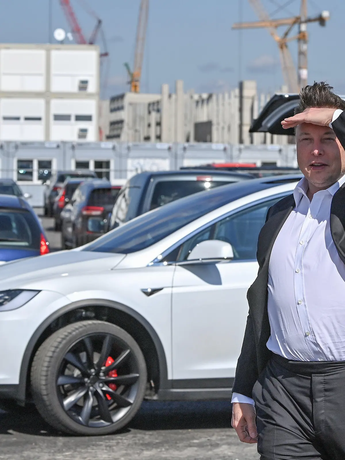 03.09.2020, Brandenburg, Grünheide: Elon Musk, Tesla-Chef, kommt auf die Baustelle der Tesla Gigafactory. In Grünheide bei Berlin sollen ab Juli 2021 maximal 500 000 Fahrzeuge pro Jahr vom Band rollen - dabei soll nach den Plänen des Autobauers so schnell wie möglich das Maximum erreicht werden. Foto: Patrick Pleul/dpa-Zentralbild/ZB +++ dpa-Bildfunk +++