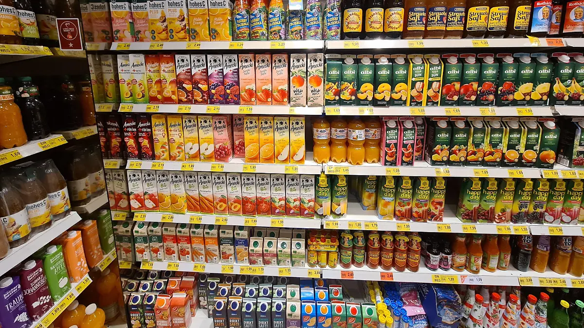 Herschbach Themenfoto: Nahrung, Lebensmittel, Versorgung, Supermarkt, Edeka, 25.01.2023 Edeka-Regal mit Fruchtsaeften, Themenfoto: Nahrung, Lebensmittel, Versorgung, Supermarkt, Edeka, 25.01.2023 *** Herschbach theme photo food, groceries, supply, supermarket, Edeka, 25 01 2023 Edeka shelf with fruit juices, theme photo food, groceries, supply, supermarket, Edeka, 25 01 2023 Copyright: xAugstx/xEibner-Pressefotox EP_jat
