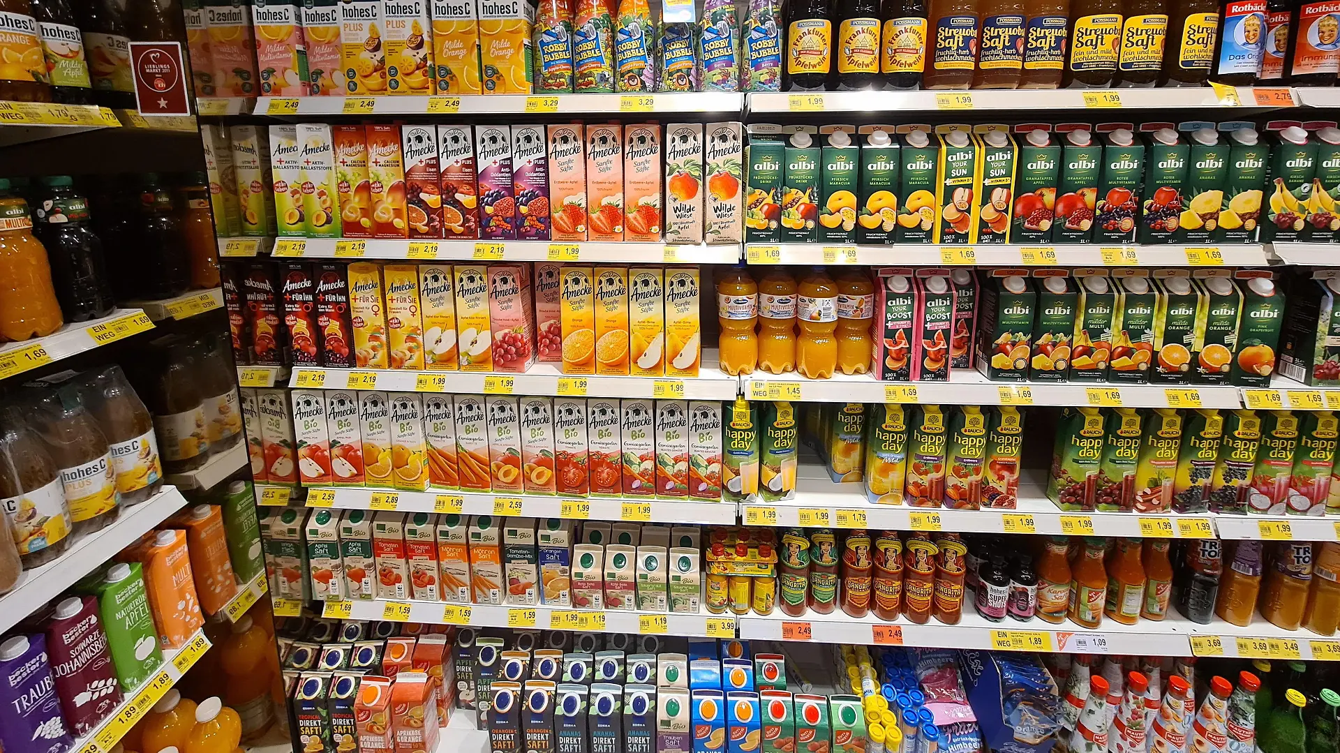 Herschbach Themenfoto: Nahrung, Lebensmittel, Versorgung, Supermarkt, Edeka, 25.01.2023 Edeka-Regal mit Fruchtsaeften, Themenfoto: Nahrung, Lebensmittel, Versorgung, Supermarkt, Edeka, 25.01.2023 *** Herschbach theme photo food, groceries, supply, supermarket, Edeka, 25 01 2023 Edeka shelf with fruit juices, theme photo food, groceries, supply, supermarket, Edeka, 25 01 2023 Copyright: xAugstx/xEibner-Pressefotox EP_jat