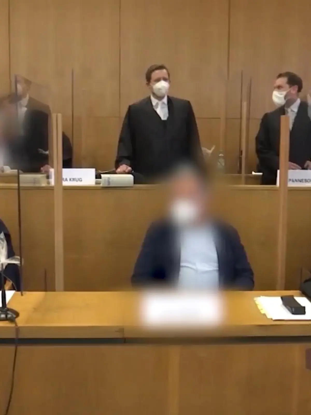 Die Rolle der inzwischen insolventen Maple Bank bei "Cum-Ex"-Aktiendeals zu Lasten der Staatskasse wird aktuell vor dem Landgericht Frankfurt aufgearbeitet. Die Generalstaatsanwaltschaft wirft fünf ehemaligen Mitarbeitern der Bank schwere Steuerhinterziehung beziehungsweise Beihilfe dazu vor. Das Verfahren gegen einen weiteren Bankmitarbeiter sowie zwei ehemals bei der Großkanzlei Freshfields beschäftigte Rechtsanwälte und Steuerberater wurde abgetrennt und soll gesondert verhandelt werden. Wie der Prozessauftakt ablief, sehen Sie im Video.