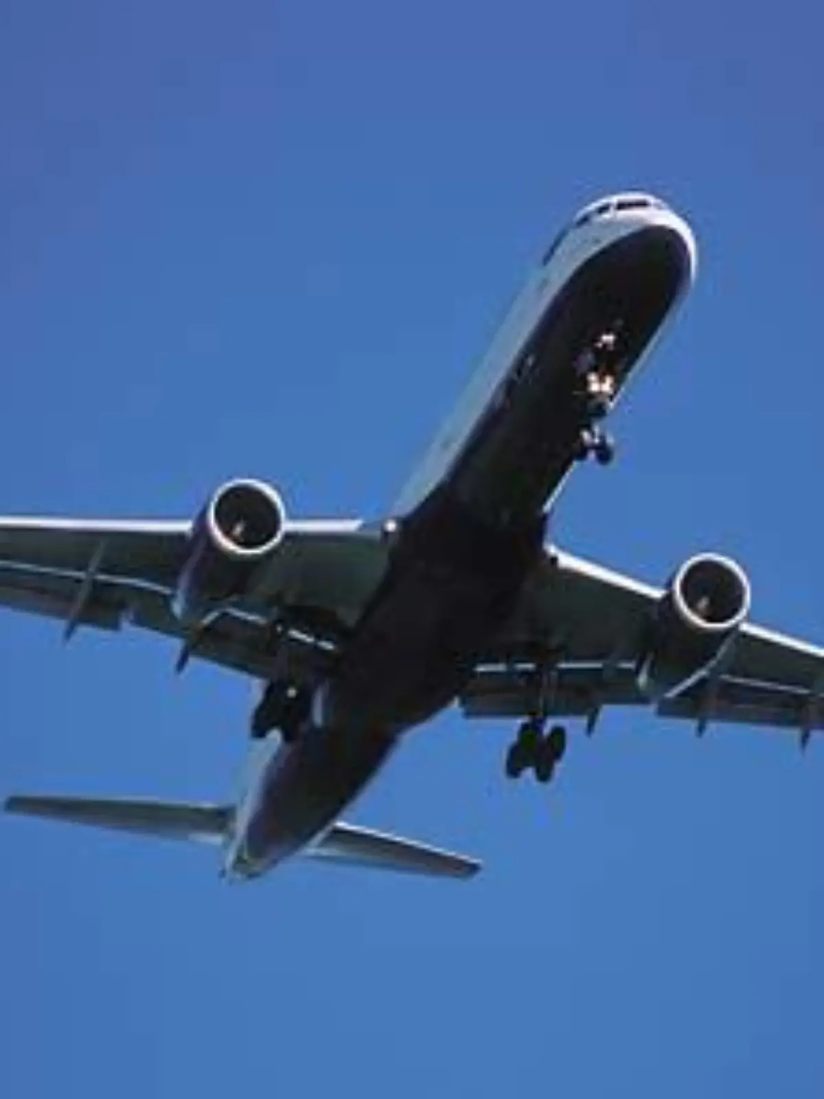 Passagierflugzeug nach dem Start, von unten.