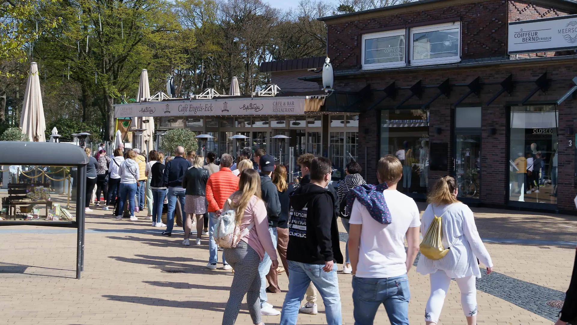 Viele Menschen warten auf Einlass in der bereits vollständig belegten Außengastronomie in Timmendorfer Strand Caf Engels-Eck - Der Tourismus in der Modellregion Lübecker Bucht, die sich aus der Stadt Neustadt in Holstein mit Pelzerhaken und Rettin, der Gemeinde Sierksdorf, der Gemeinde Scharbeutz mit Haffkrug sowie der Gemeinde Timmendorfer Strand mit Niendorf zusammensetzt hat mit dem Neustart am 08. Mai 2021 wieder begonnenViele Menschen warten auf Einlass in der bereits vollständig belegten Außengastronomie in Timmendorfer Strand Caf Engels-Eck - Der Tourismus in der Modellregion Lübecker Bucht, die sich aus der Stadt Neustadt in Holstein mit Pelzerhaken und Ret, Timmendorfer Strand Schleswig-Holstein Deutschland I