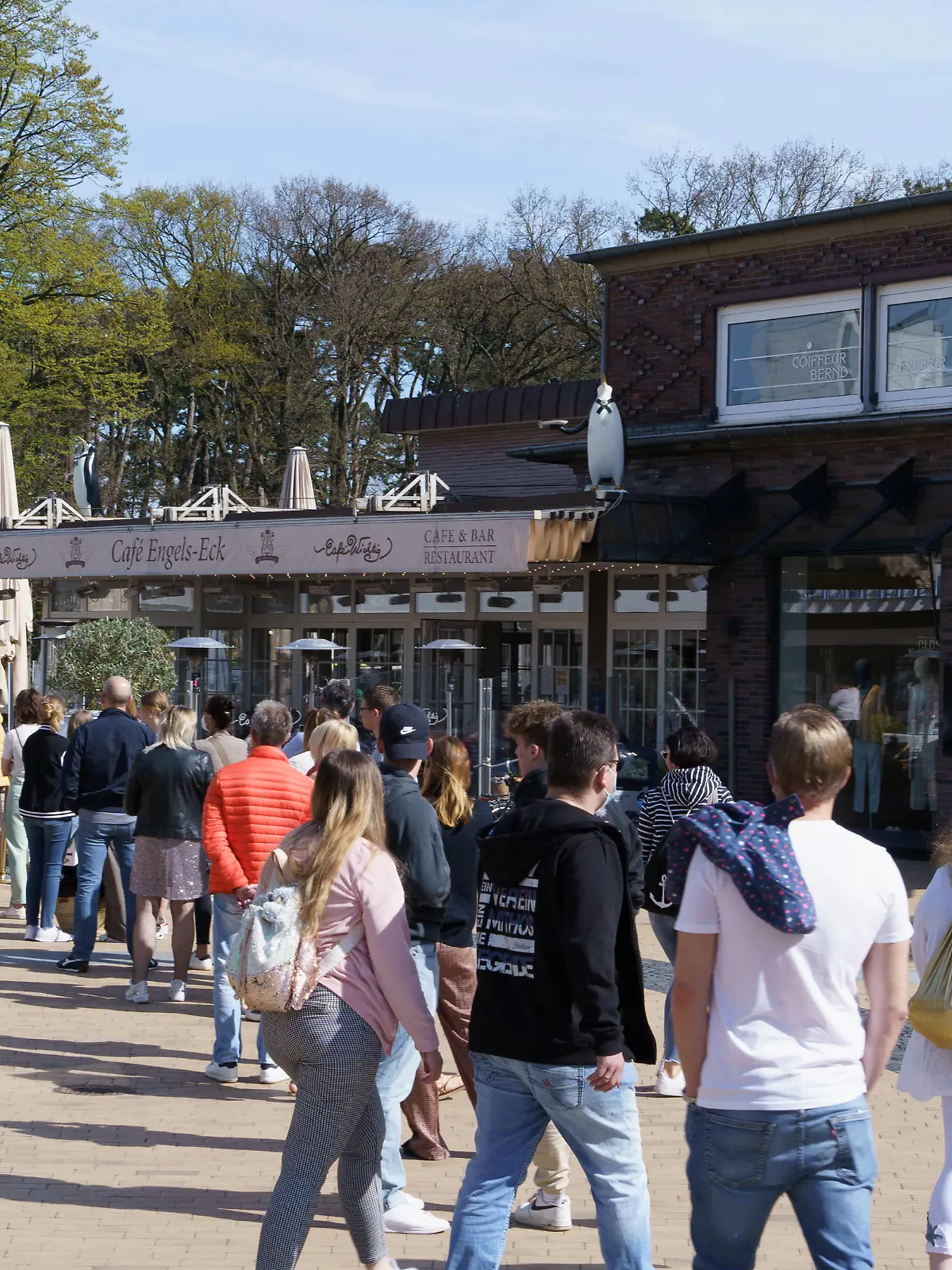  Viele Menschen warten auf Einlass in der bereits vollständig belegten Außengastronomie in Timmendorfer Strand Caf Engels-Eck - Der Tourismus in der Modellregion Lübecker Bucht, die sich aus der Stadt Neustadt in Holstein mit Pelzerhaken und Rettin, der Gemeinde Sierksdorf, der Gemeinde Scharbeutz mit Haffkrug sowie der Gemeinde Timmendorfer Strand mit Niendorf zusammensetzt hat mit dem Neustart am 08. Mai 2021 wieder begonnenViele Menschen warten auf Einlass in der bereits vollständig belegten Außengastronomie in Timmendorfer Strand Caf Engels-Eck - Der Tourismus in der Modellregion Lübecker Bucht, die sich aus der Stadt Neustadt in Holstein mit Pelzerhaken und Ret, Timmendorfer Strand Schleswig-Holstein Deutschland I