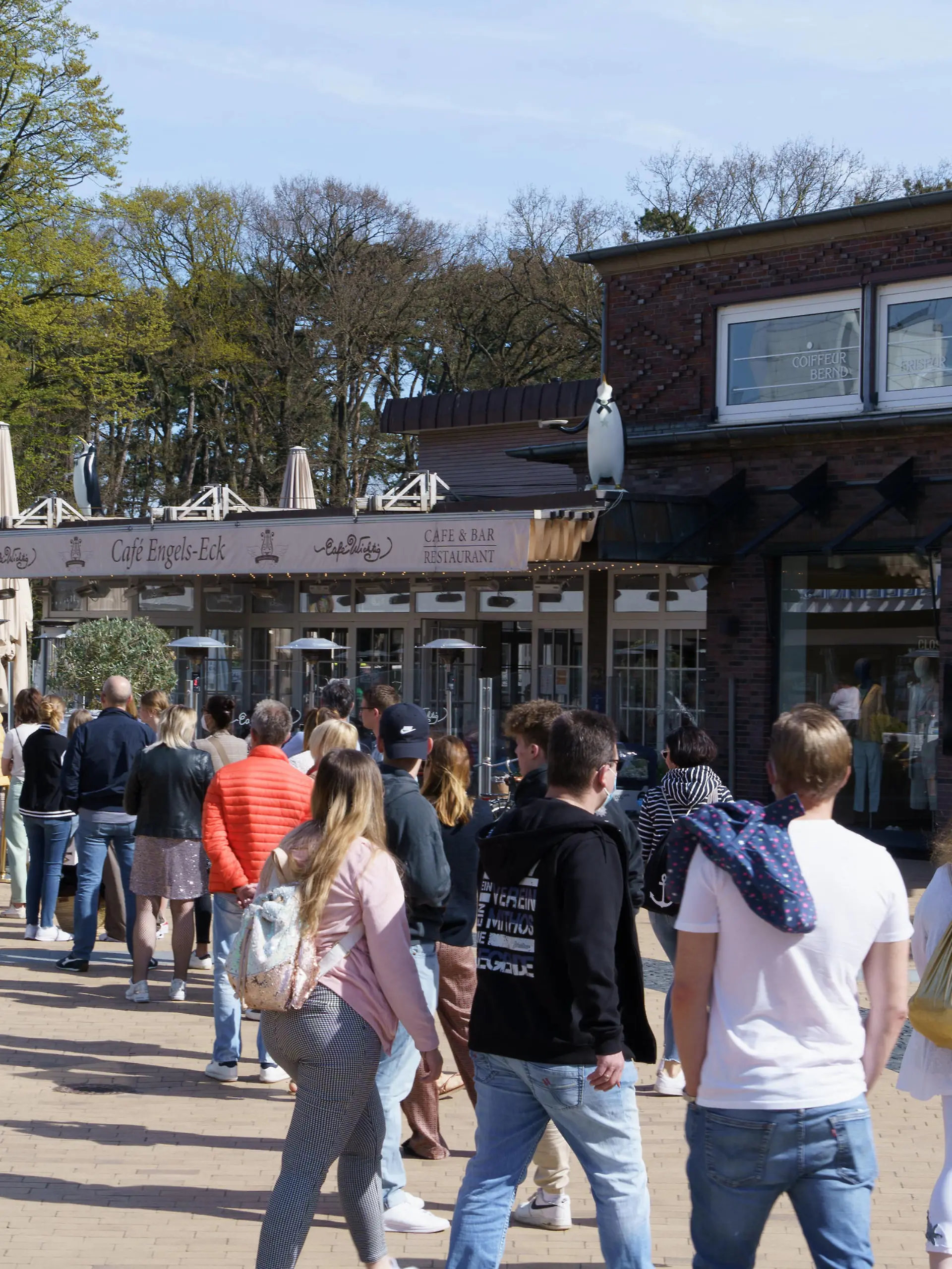  Viele Menschen warten auf Einlass in der bereits vollständig belegten Außengastronomie in Timmendorfer Strand Caf Engels-Eck - Der Tourismus in der Modellregion Lübecker Bucht, die sich aus der Stadt Neustadt in Holstein mit Pelzerhaken und Rettin, der Gemeinde Sierksdorf, der Gemeinde Scharbeutz mit Haffkrug sowie der Gemeinde Timmendorfer Strand mit Niendorf zusammensetzt hat mit dem Neustart am 08. Mai 2021 wieder begonnenViele Menschen warten auf Einlass in der bereits vollständig belegten Außengastronomie in Timmendorfer Strand Caf Engels-Eck - Der Tourismus in der Modellregion Lübecker Bucht, die sich aus der Stadt Neustadt in Holstein mit Pelzerhaken und Ret, Timmendorfer Strand Schleswig-Holstein Deutschland I